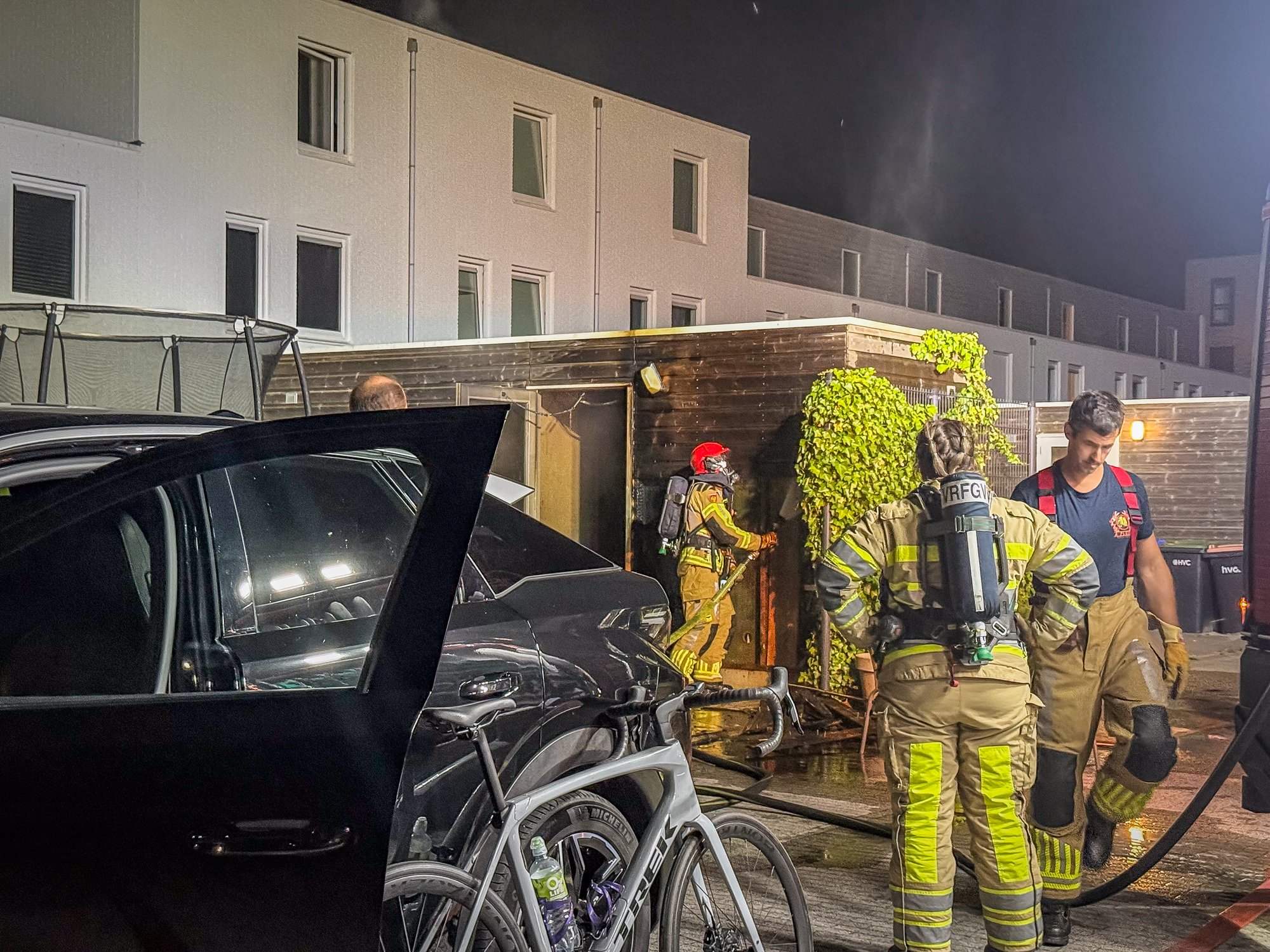 Schuurbrand slaat over naar naastgelegen schuur in Lelystad