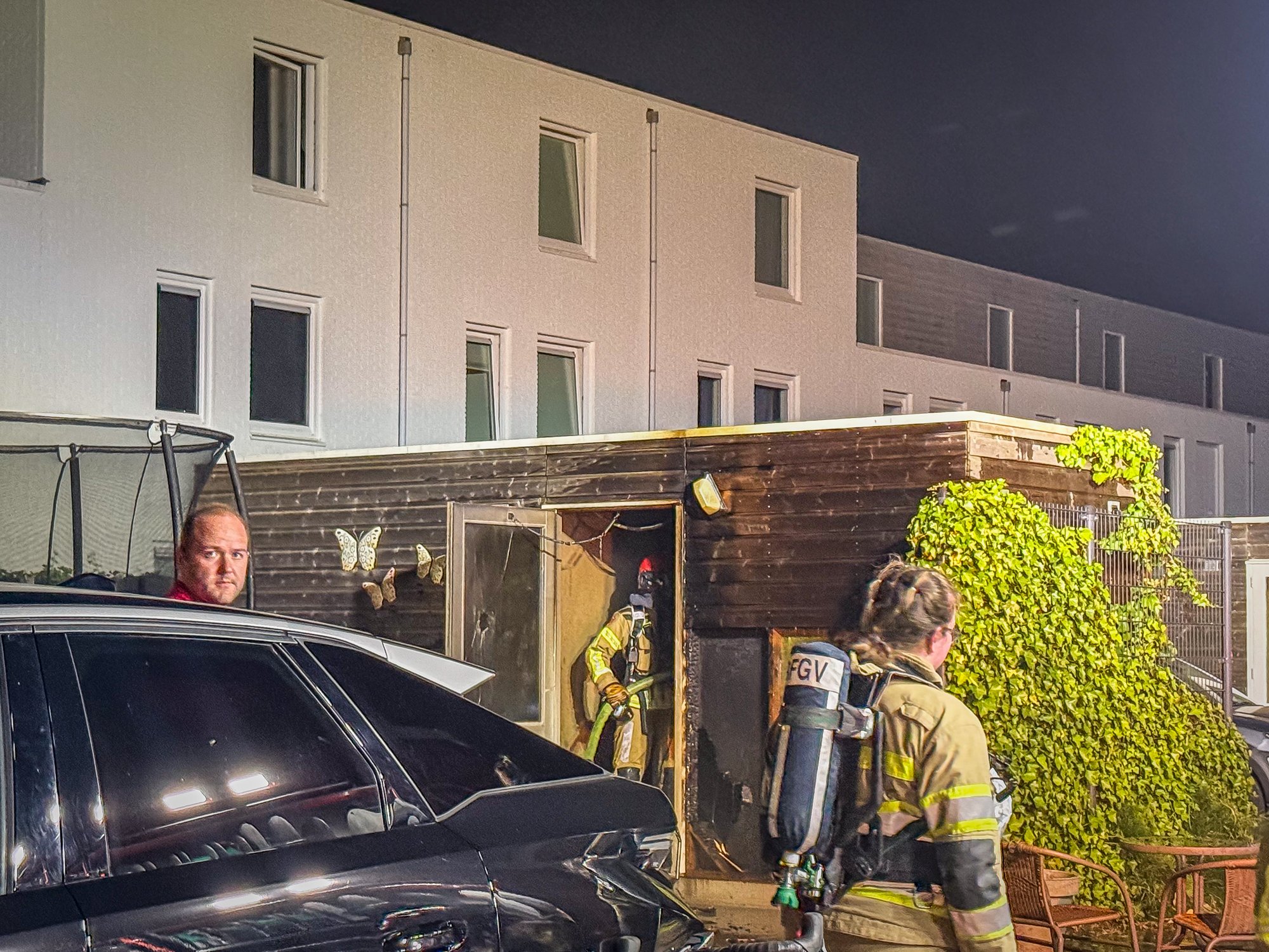 Schuurbrand slaat over naar naastgelegen schuur in Lelystad