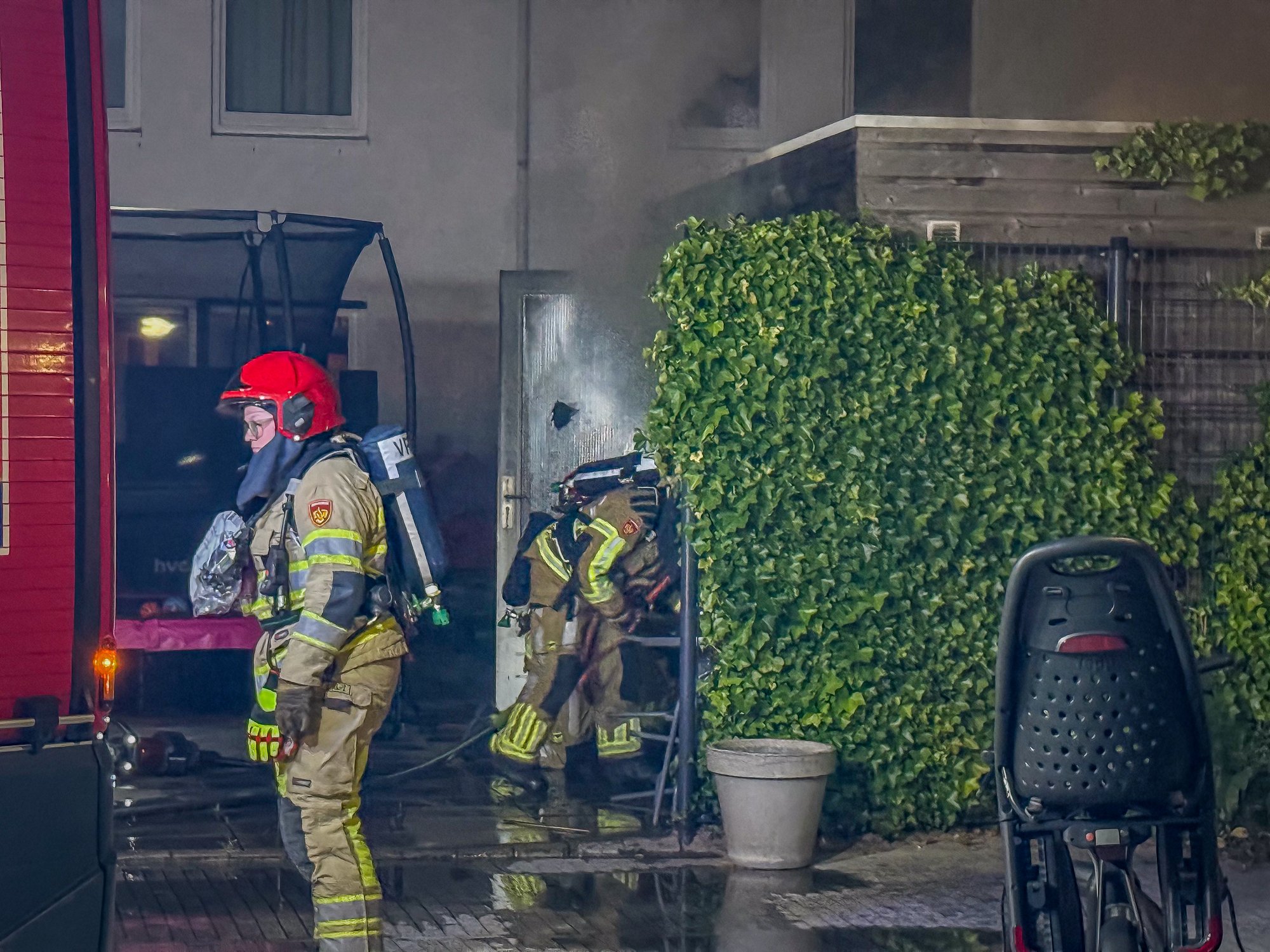Schuurbrand slaat over naar naastgelegen schuur in Lelystad