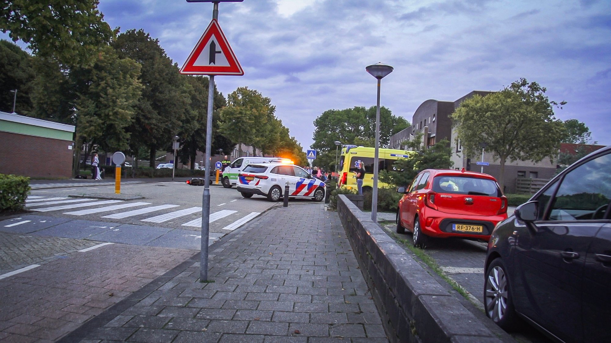 Scooter zwaar beschadigd na botsing met bestelbus op Voorstraat in Lelystad