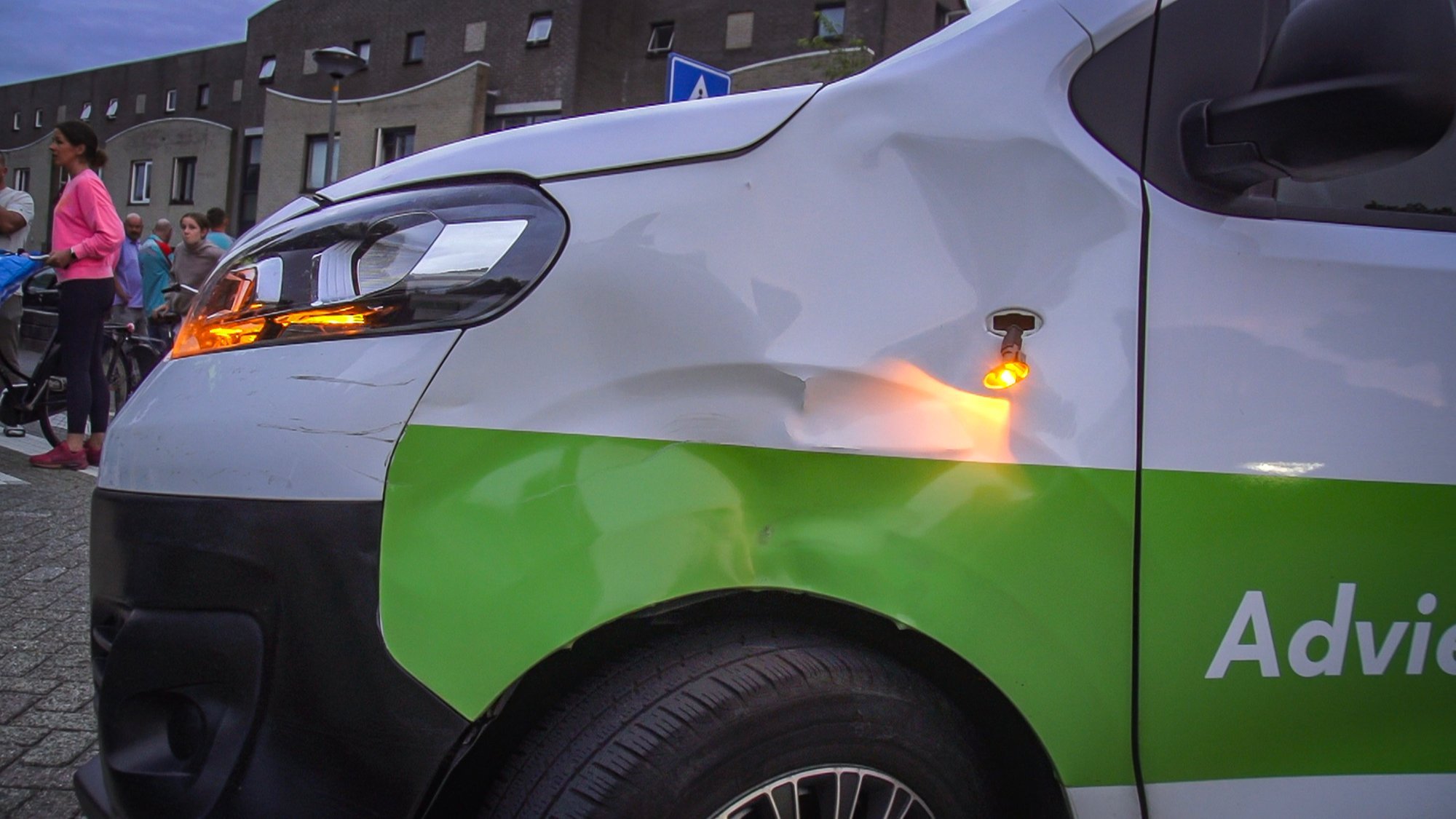 Scooter zwaar beschadigd na botsing met bestelbus op Voorstraat in Lelystad