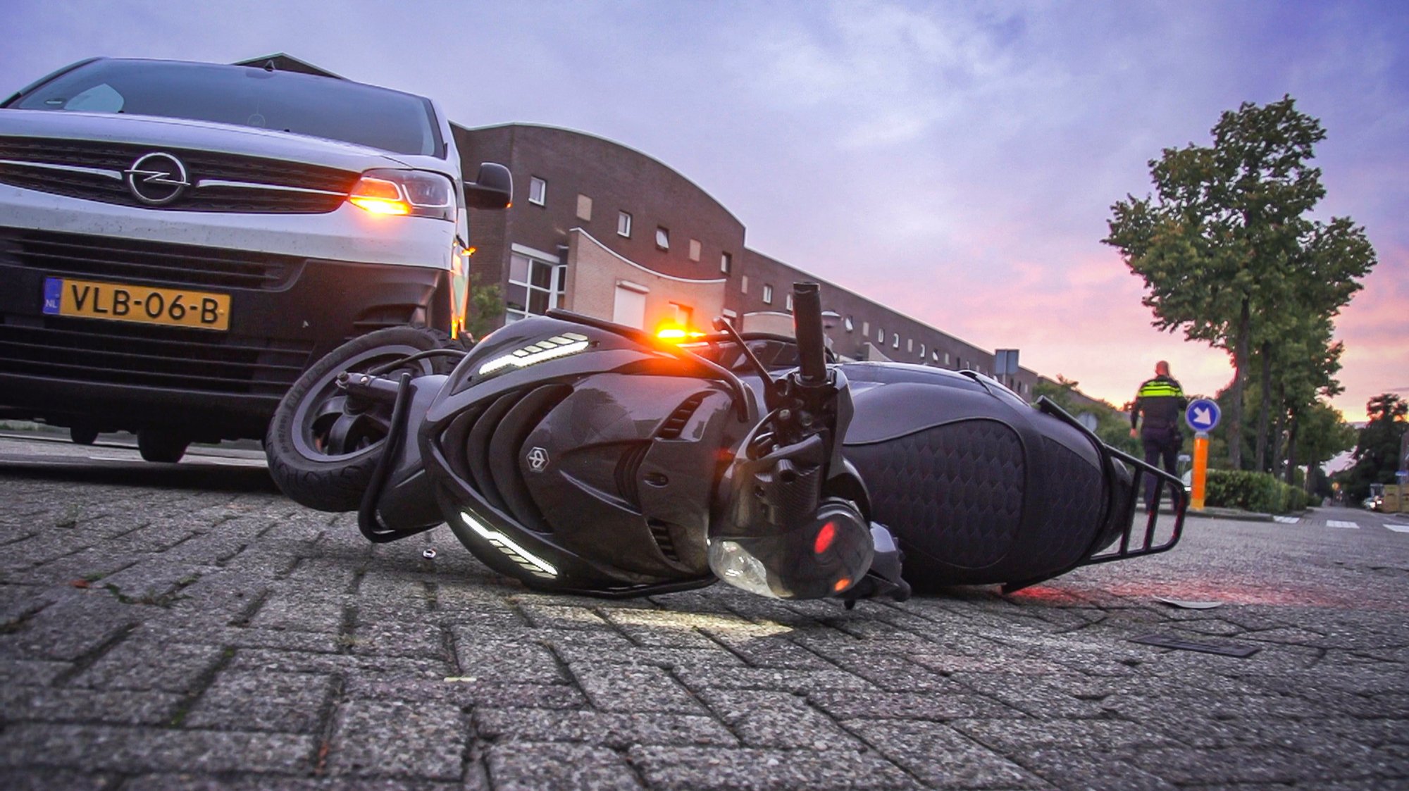 Scooter zwaar beschadigd na botsing met bestelbus op Voorstraat in Lelystad