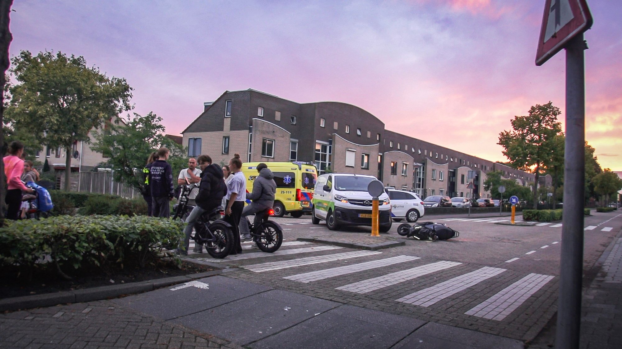 Scooter zwaar beschadigd na botsing met bestelbus op Voorstraat in Lelystad