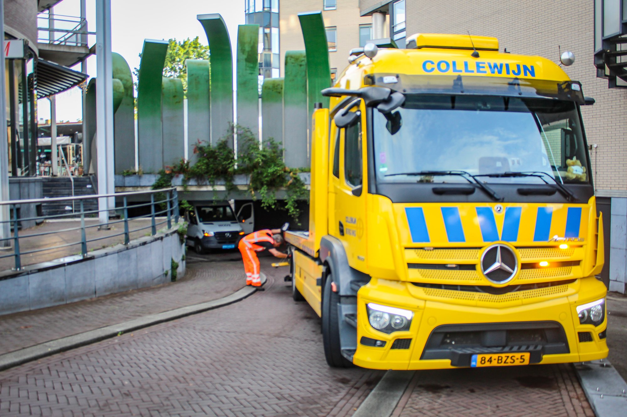 Taxibusje rijdt zich klem bij uitgang parkeergarage in Zeist