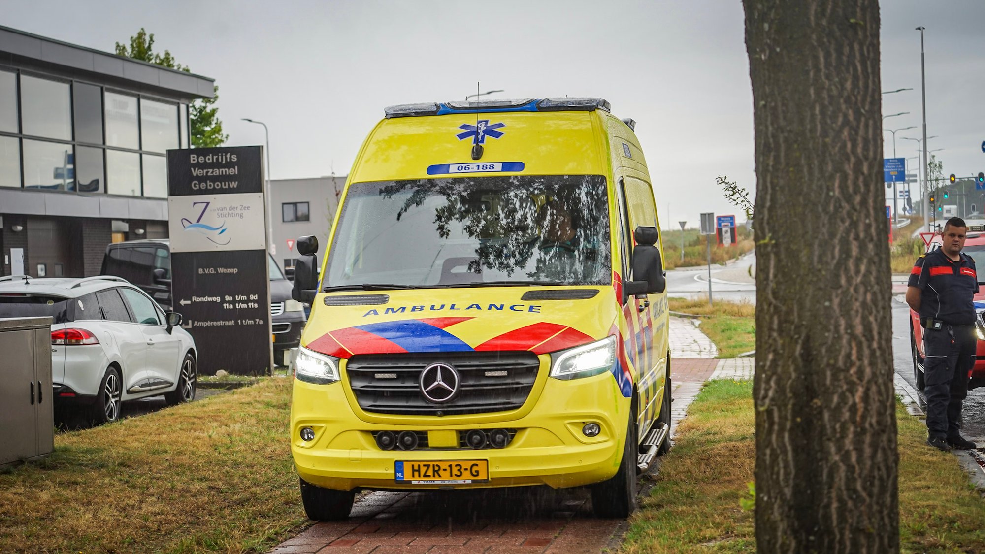 Twee gewonden na eenzijdig ongeval tegen boom in Wezep
