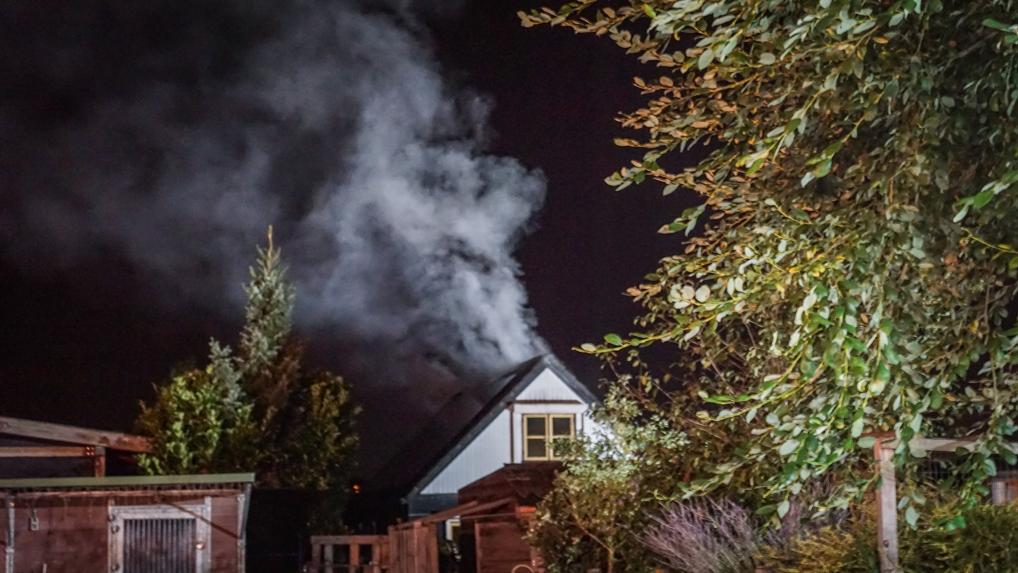 Uitslaande brand in bijgebouw aan Engweg in Heerde