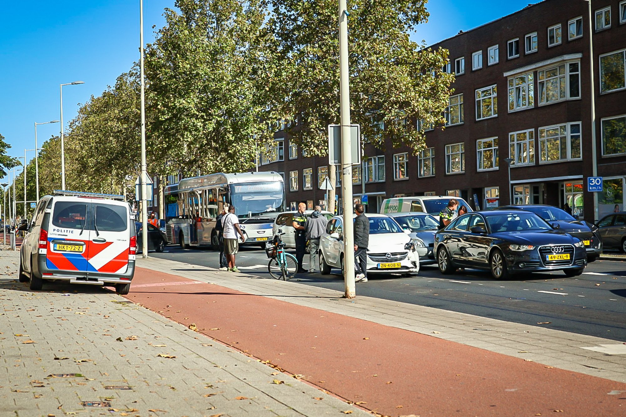 Verkeershinder door ongeval met meerdere voertuigen op Lange Hilleweg in Rotterdam