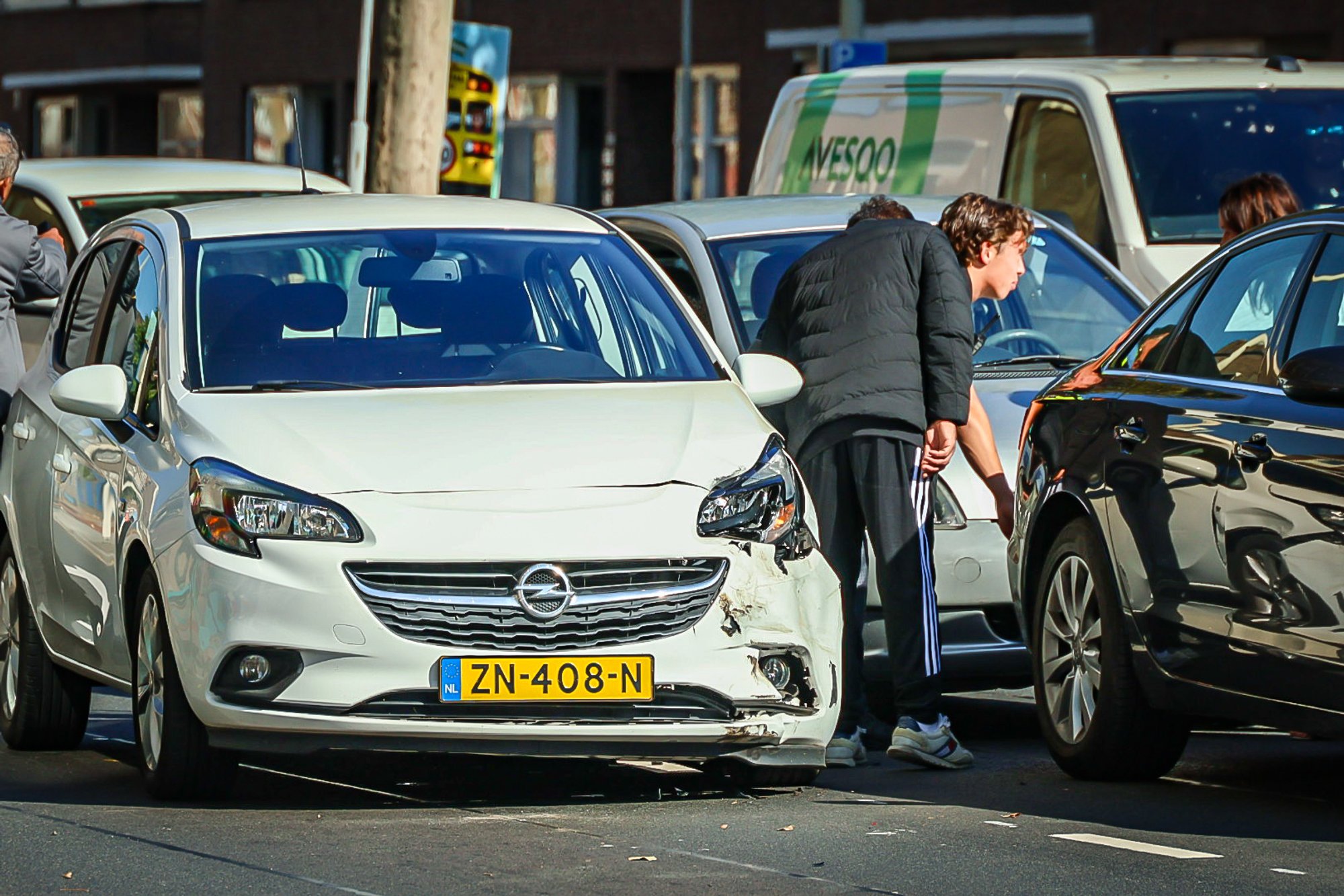 Verkeershinder door ongeval met meerdere voertuigen op Lange Hilleweg in Rotterdam