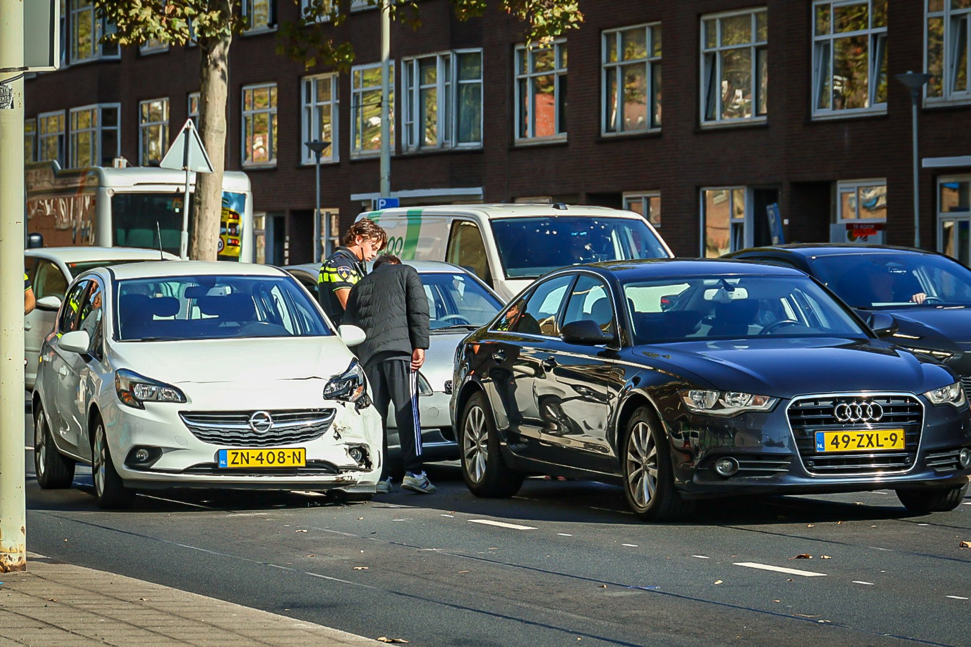 Verkeershinder door ongeval met meerdere voertuigen op Lange Hilleweg in Rotterdam