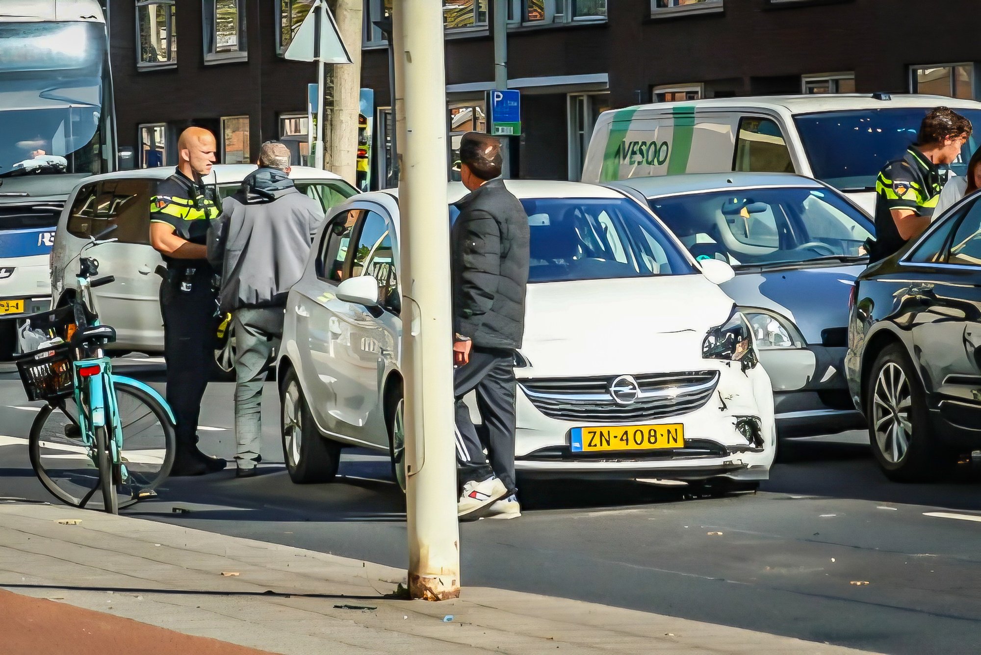 Verkeershinder door ongeval met meerdere voertuigen op Lange Hilleweg in Rotterdam