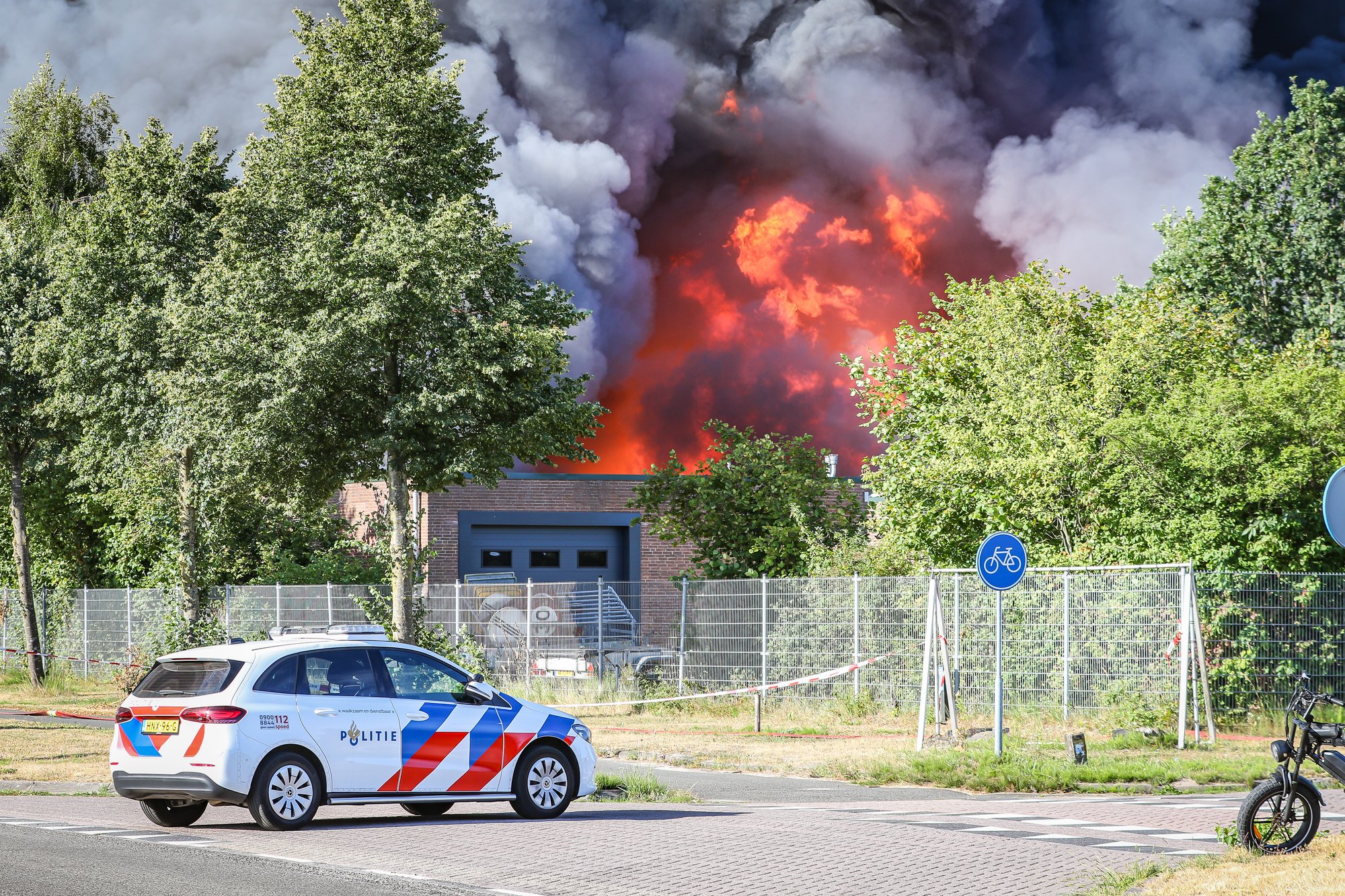 Zeer grote brand aan Binnenhavenweg in Lelystad meester: panden palletbedrijf verwoest