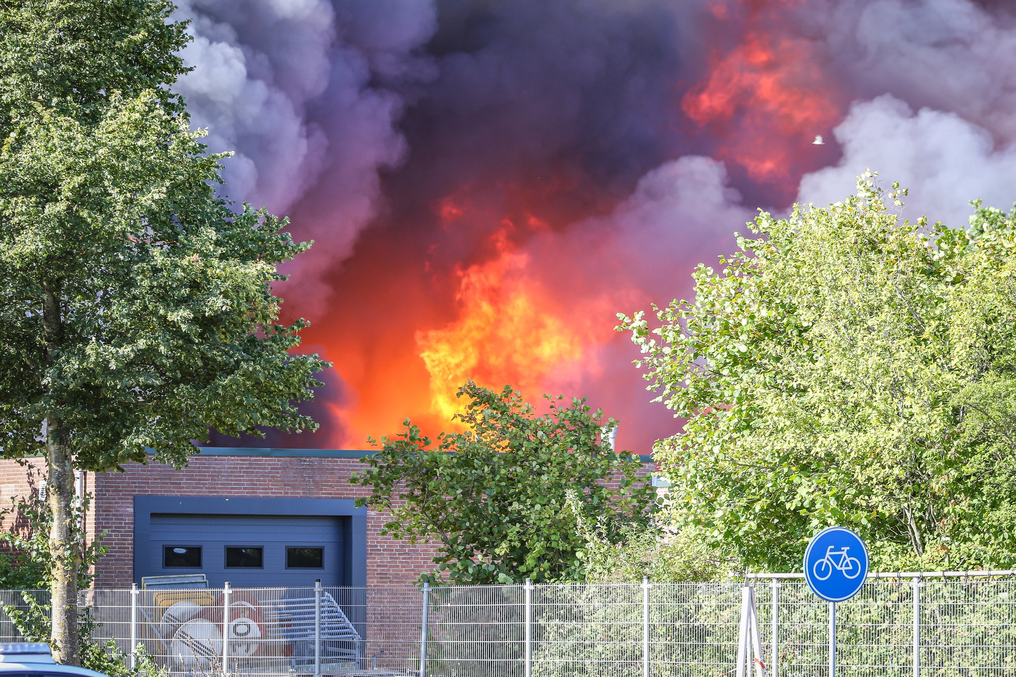 Zeer grote brand bij SOCAR in Lelystad, GRIP 1 opgeschaald