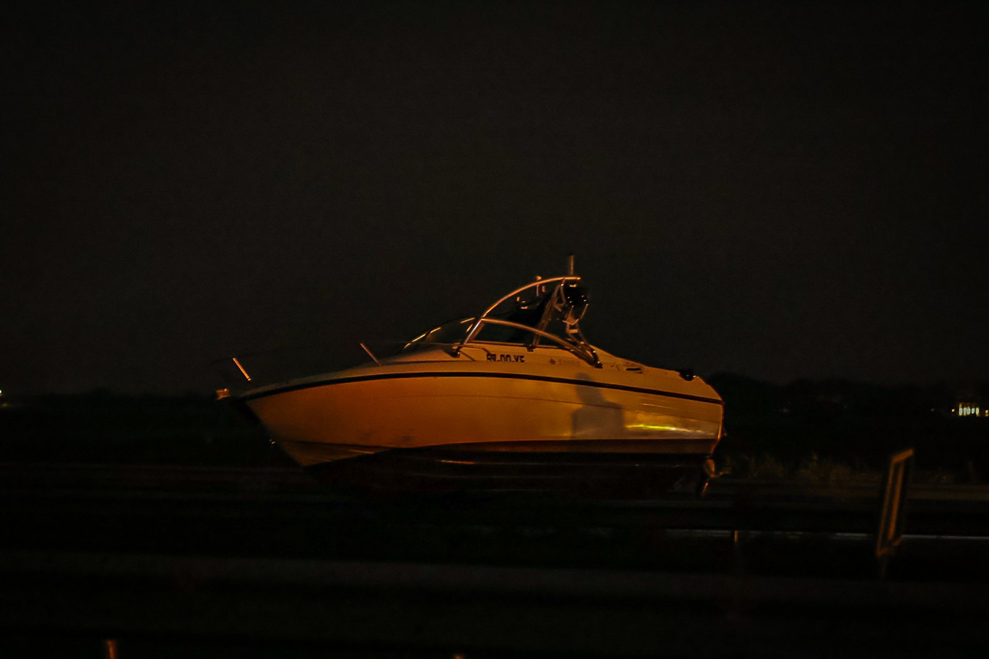 Aanhanger met boot schiet los op A4 bij Dinteloord