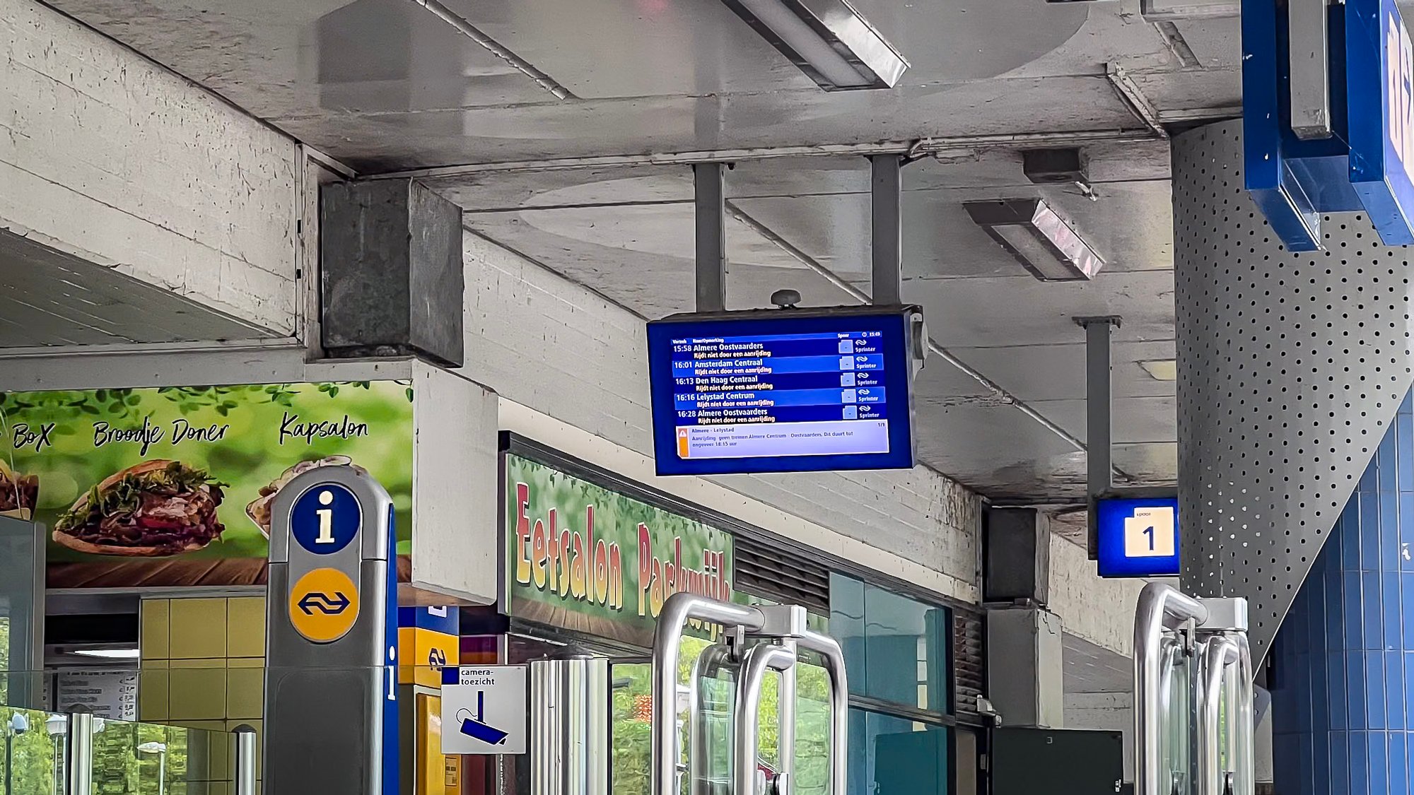 Aanrijding met persoon op spoor bij Almere, treinverkeer stilgelegd
