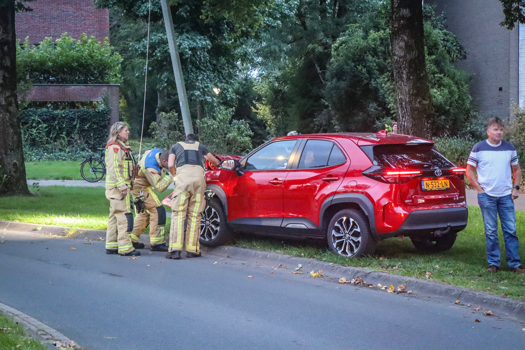 Auto botst tegen lantaarnpaal in Geldrop
