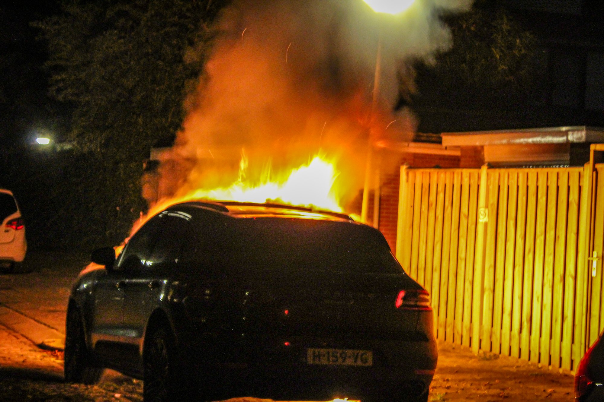 Auto in brand na harde knal aan Platanenlaan in Dordrecht