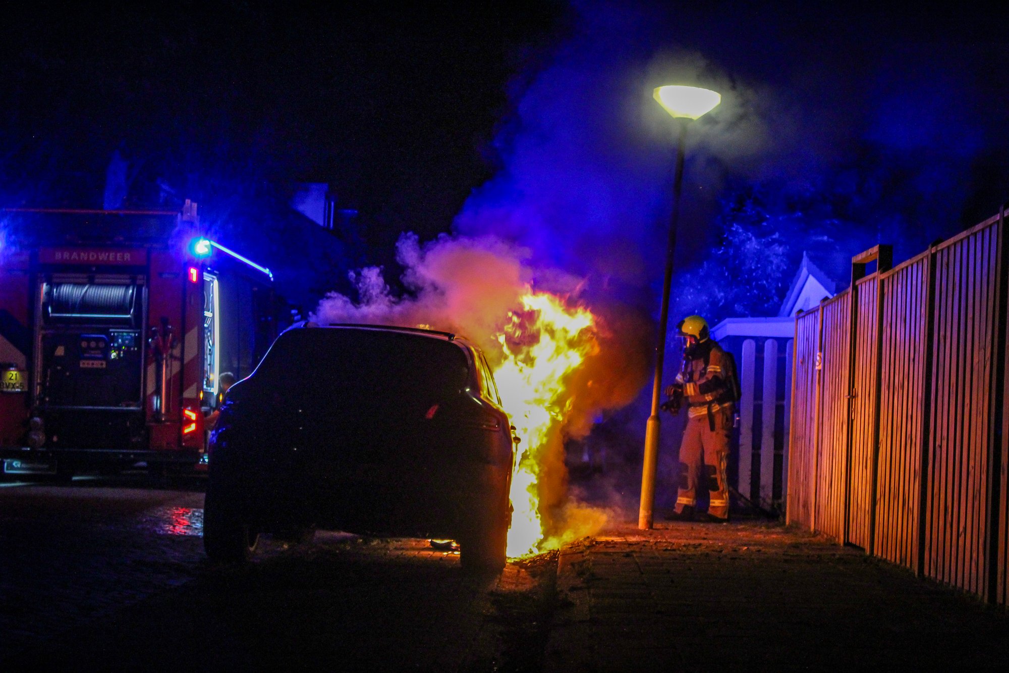 Auto in brand na harde knal aan Platanenlaan in Dordrecht