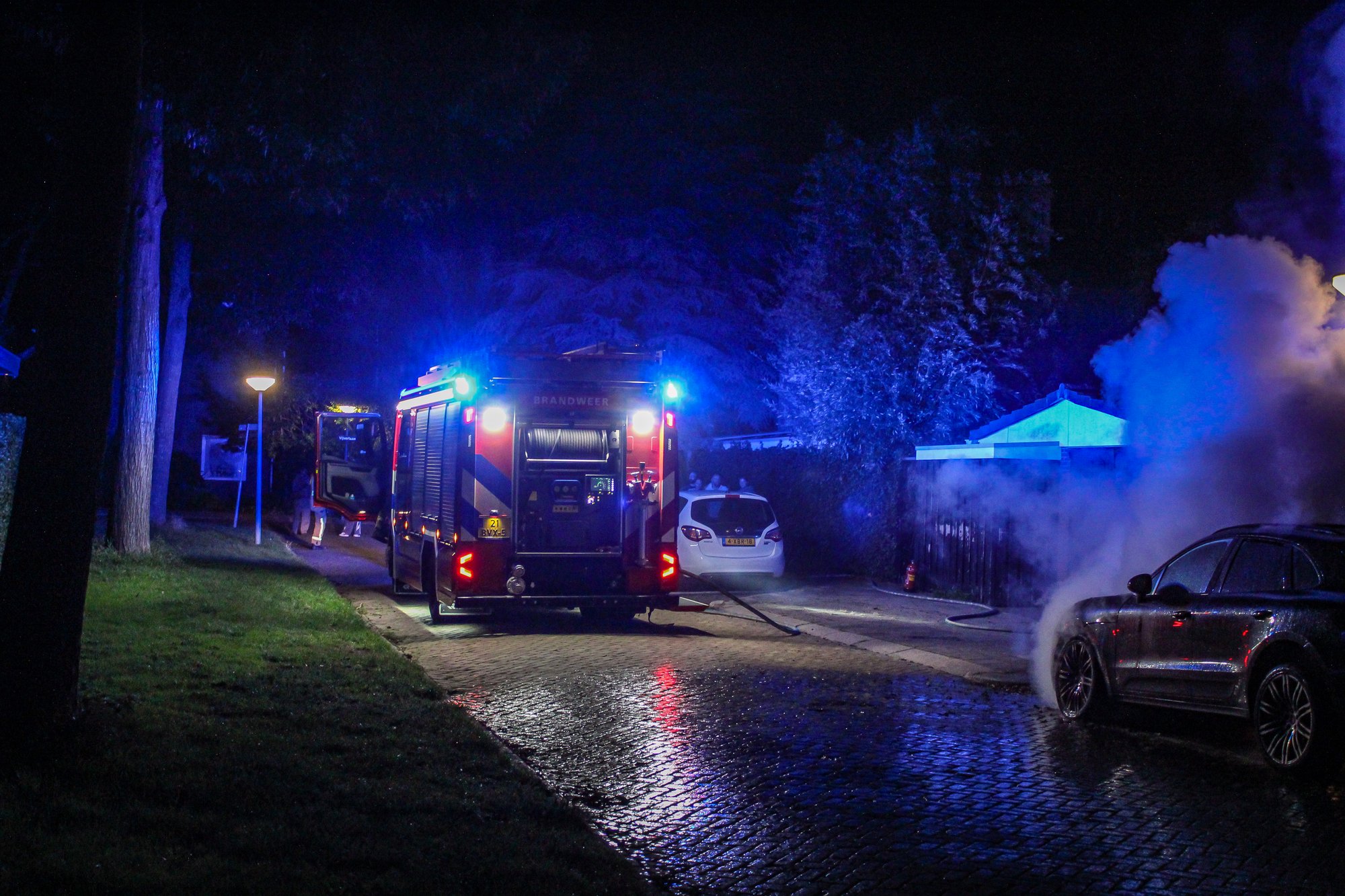 Auto in brand na harde knal aan Platanenlaan in Dordrecht