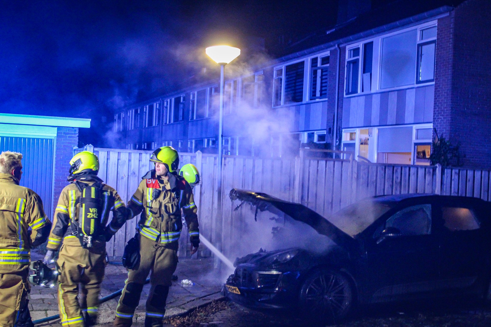 Auto in brand na harde knal aan Platanenlaan in Dordrecht