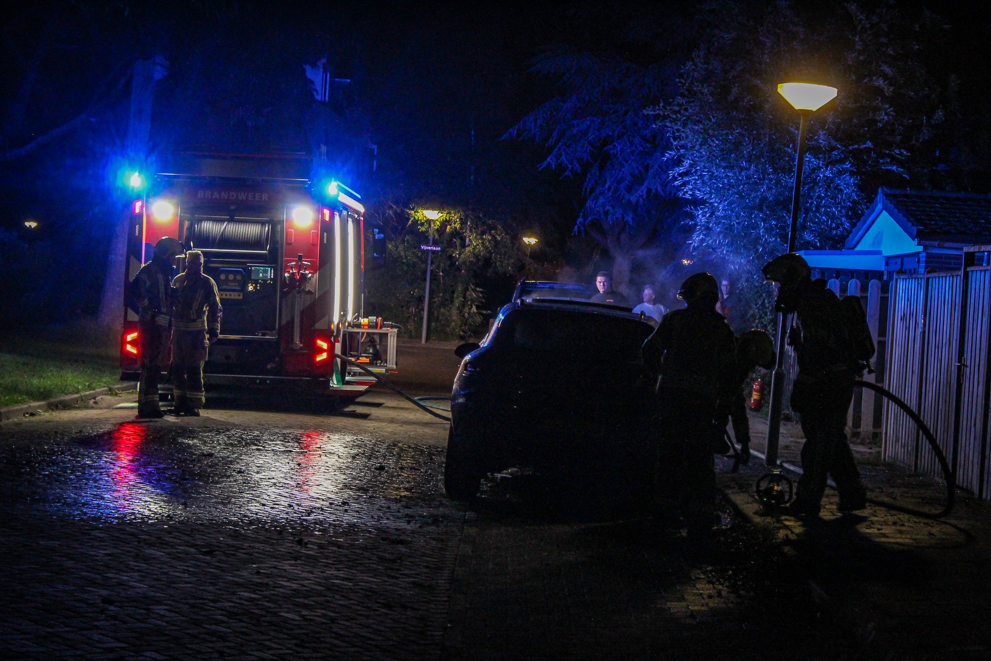 Auto in brand na harde knal aan Platanenlaan in Dordrecht