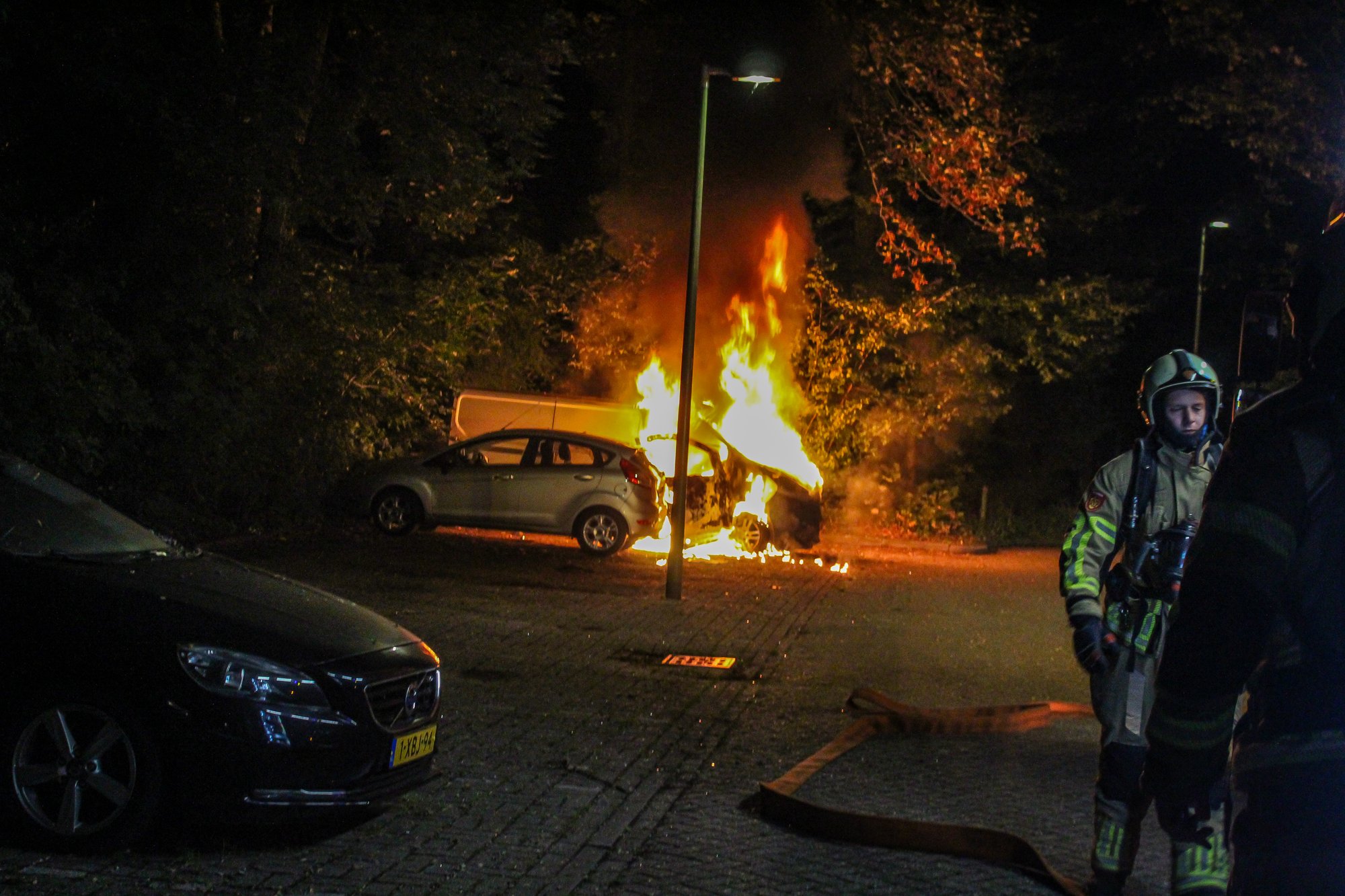 Auto volledig uitgebrand aan Titus Brandsmalaan in Zeist
