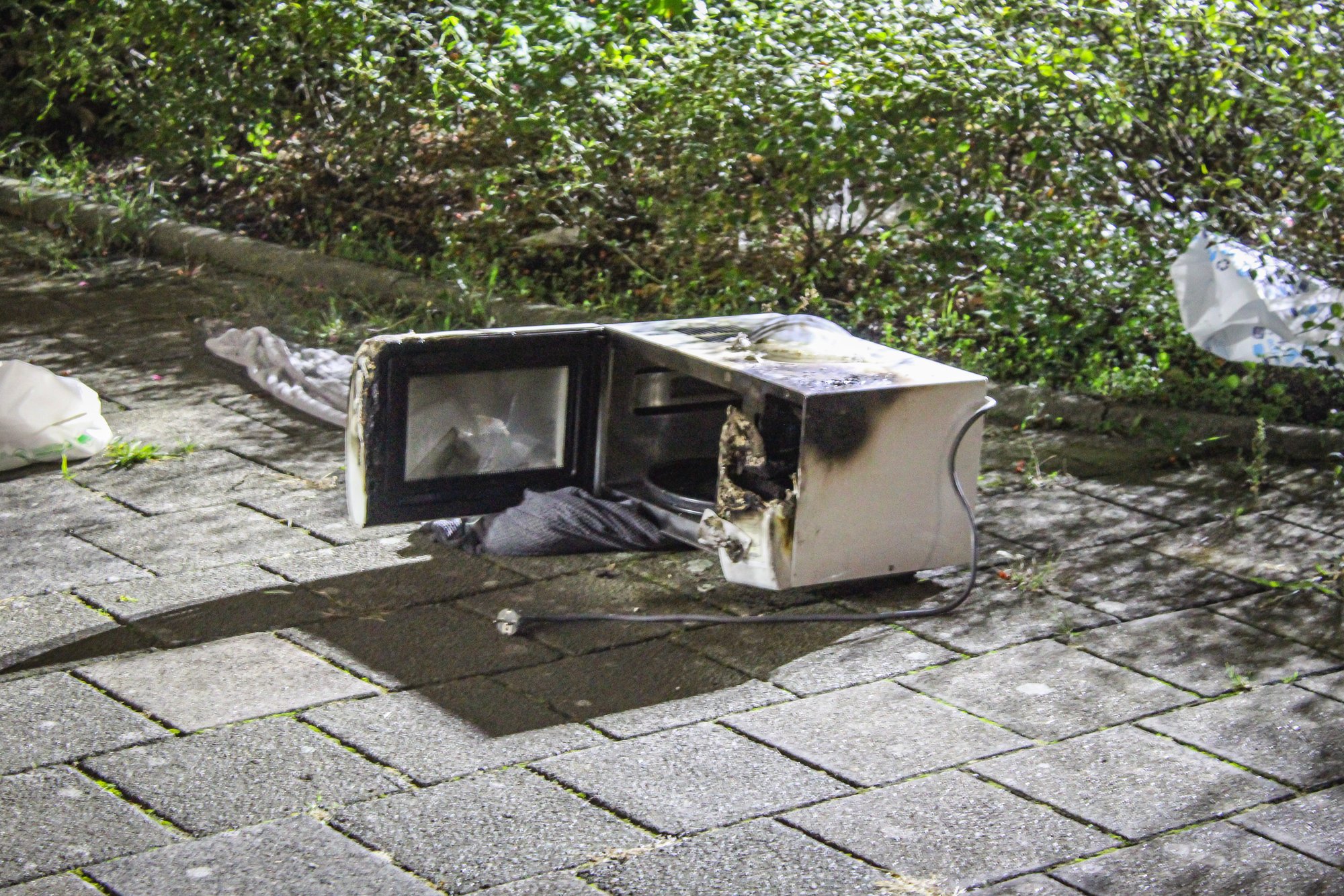 Bewoonster naar ziekenhuis na brand in magnetron in Zeist
