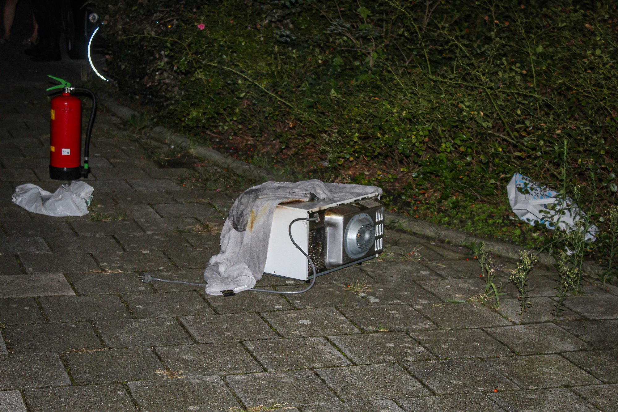 Bewoonster naar ziekenhuis na brand in magnetron in Zeist