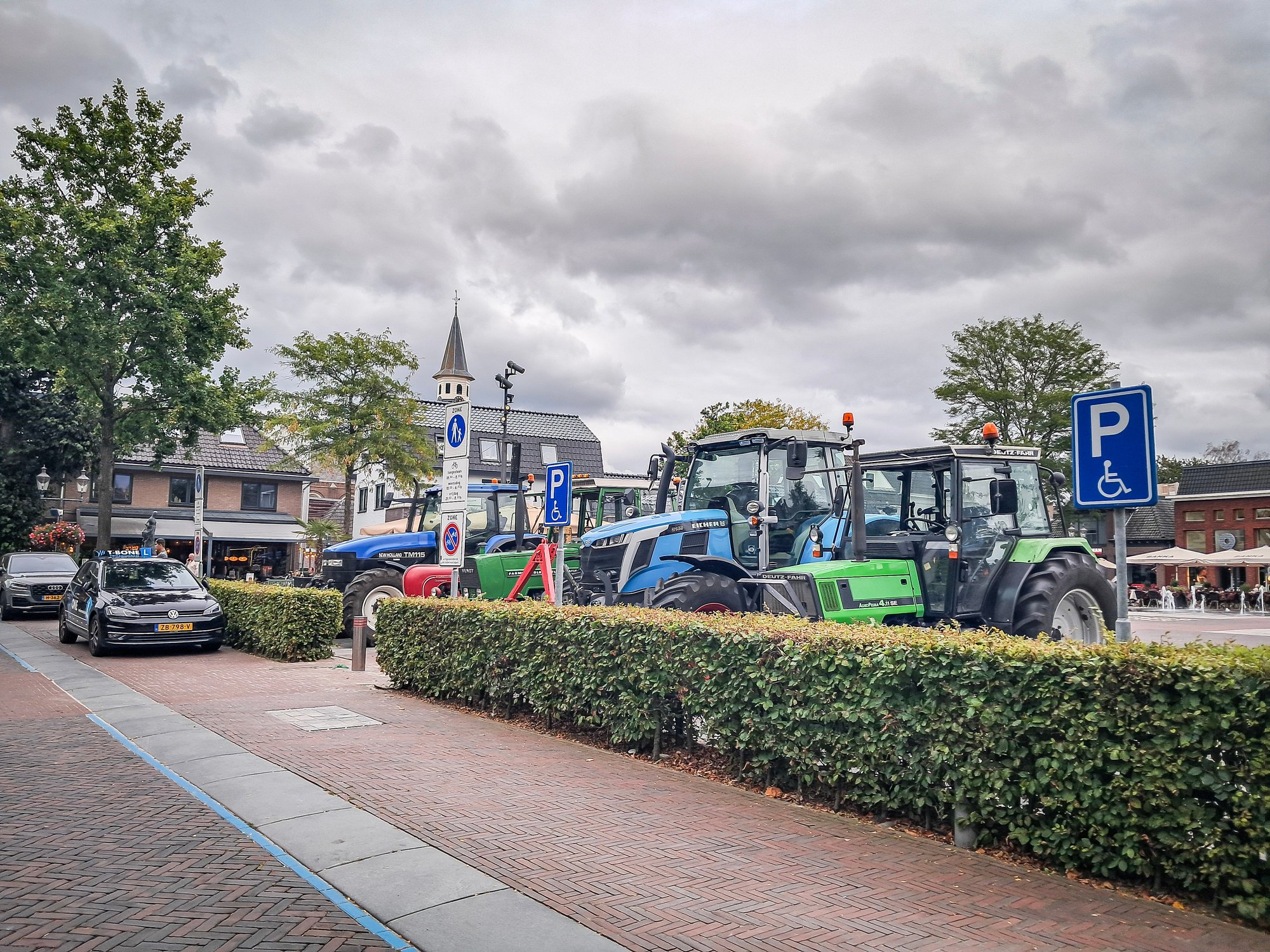 Boeren verzamelen zich bij gemeentehuis Nunspeet vanwege stikstofbrief