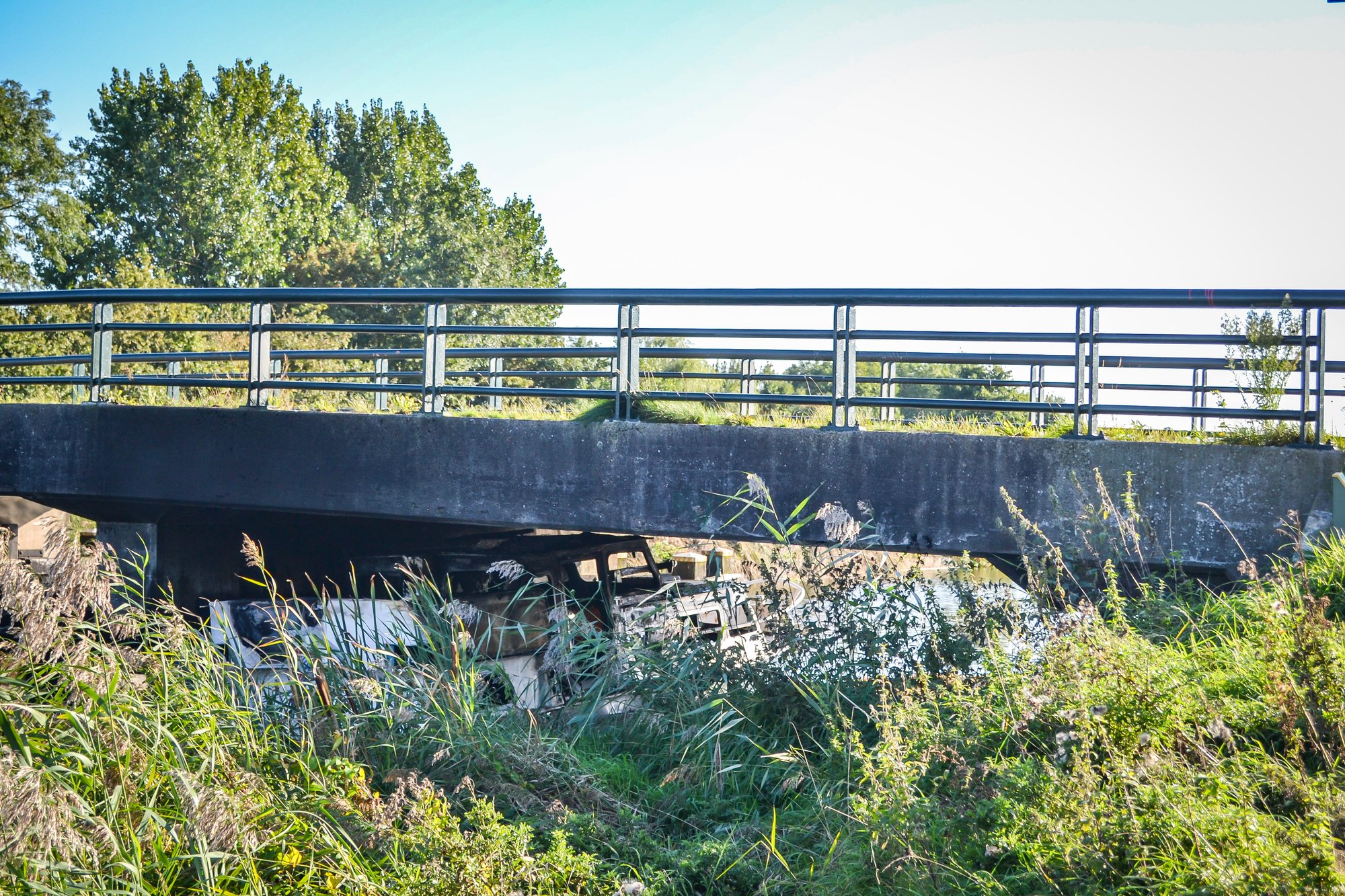 Boot geblust na brand onder brug in Purmerend