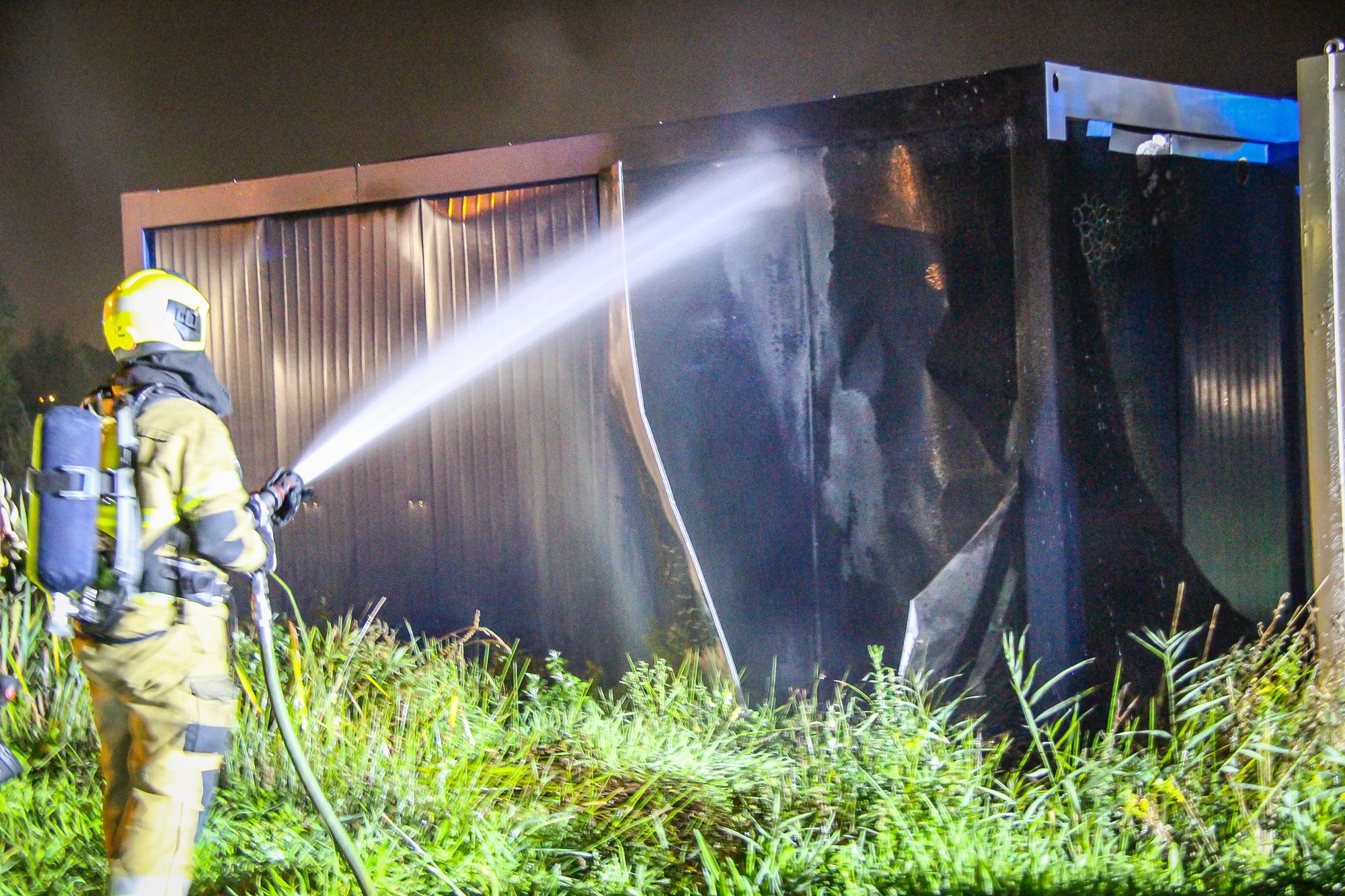 Brand in zeecontainer aan Mammoet in ’s-Hertogenbosch