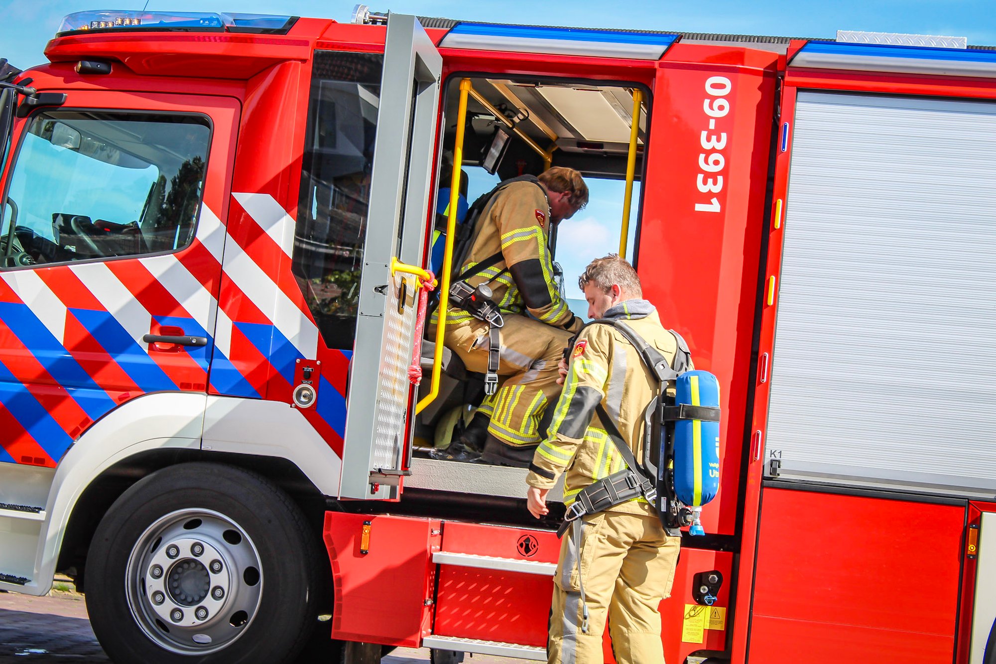 Brandweer dicht gaslek na ongeval met graafmachine in Utrechtse Berlagestraat