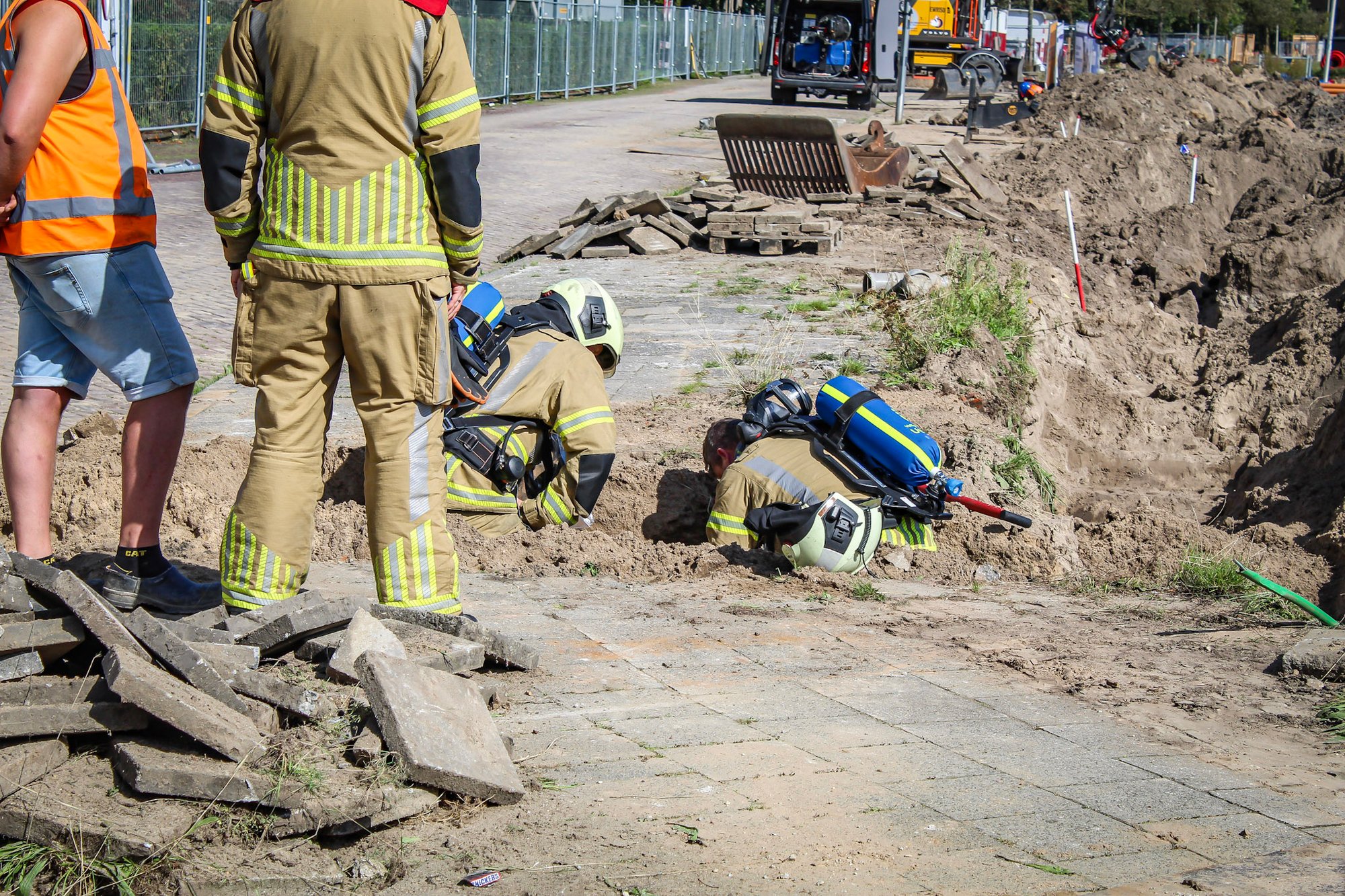 Brandweer dicht gaslek na ongeval met graafmachine in Utrechtse Berlagestraat
