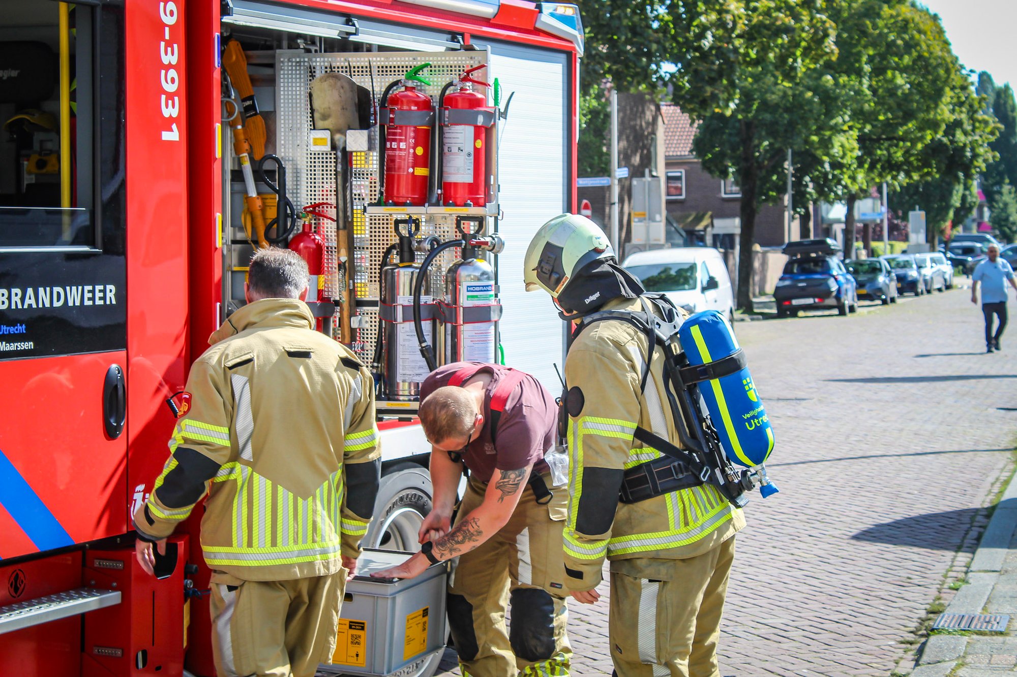 Brandweer dicht gaslek na ongeval met graafmachine in Utrechtse Berlagestraat
