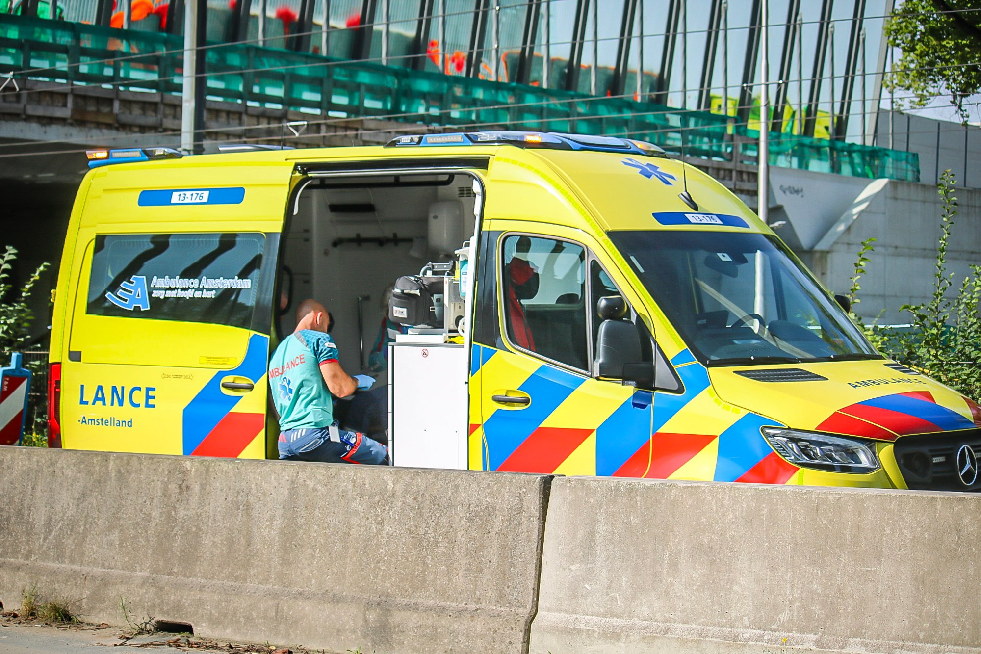 Drie auto's betrokken bij ongeval Beneluxbaan: weg richting Amsterdam dicht