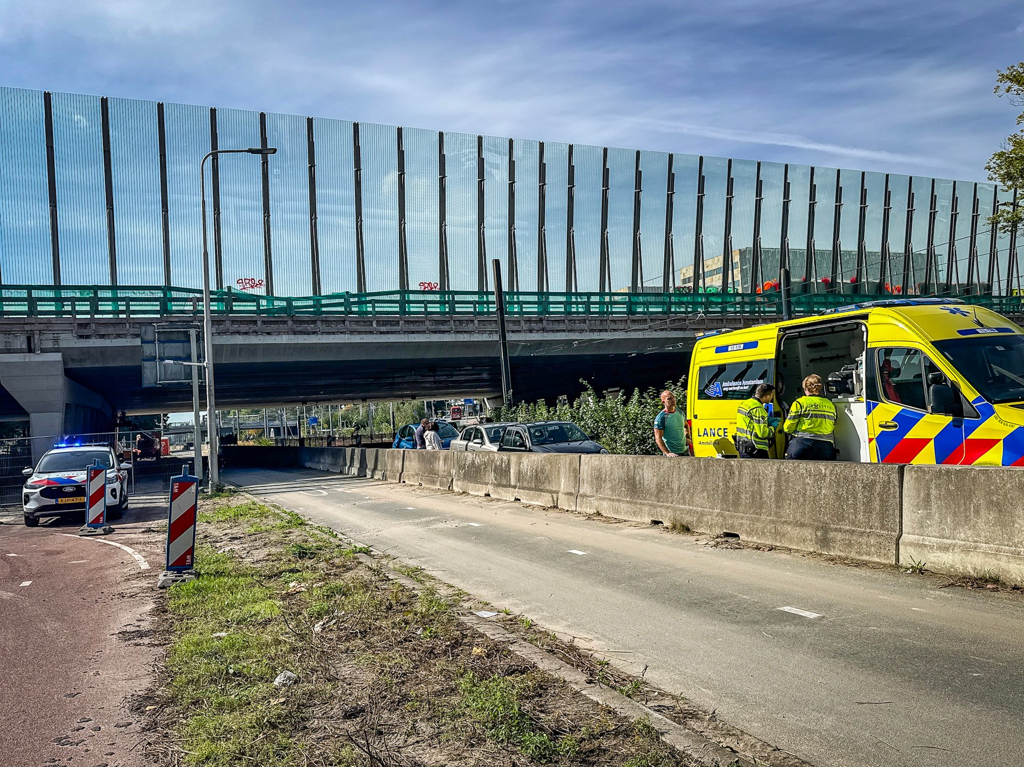 Drie auto's betrokken bij ongeval Beneluxbaan: weg richting Amsterdam dicht