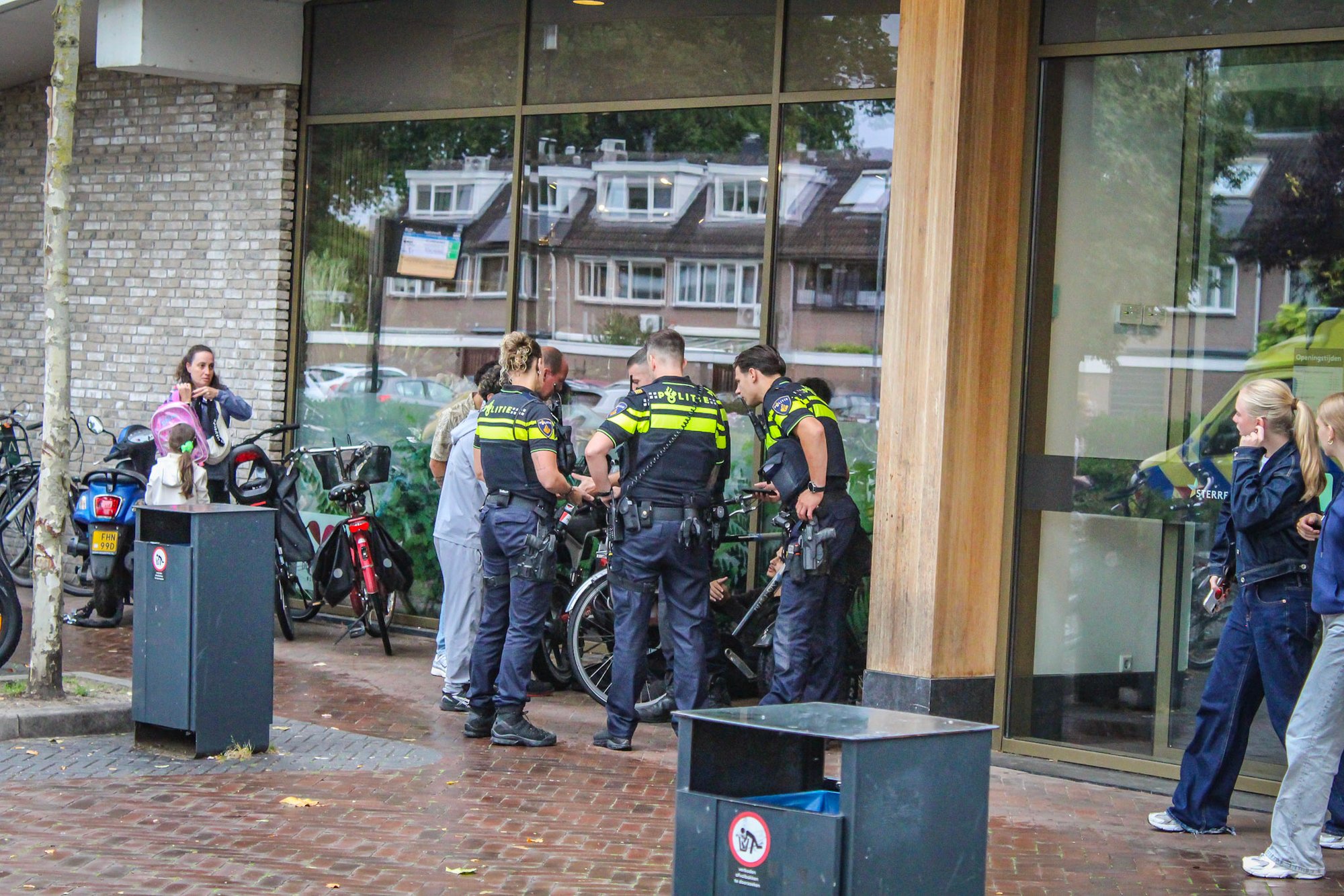 Fatbiker valt op P.A. de Kok-plein in Dordrecht