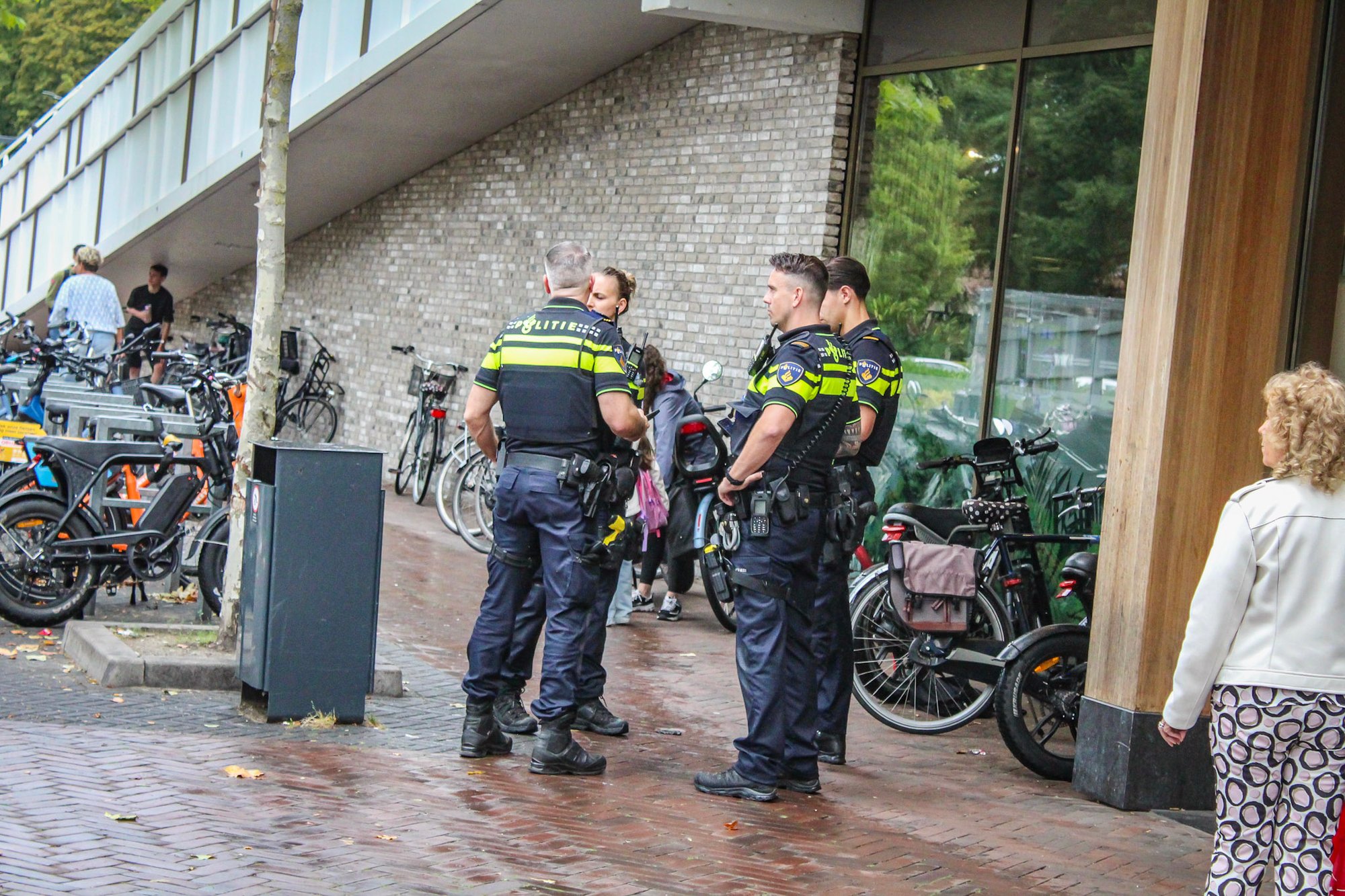 Fatbiker valt op P.A. de Kok-plein in Dordrecht