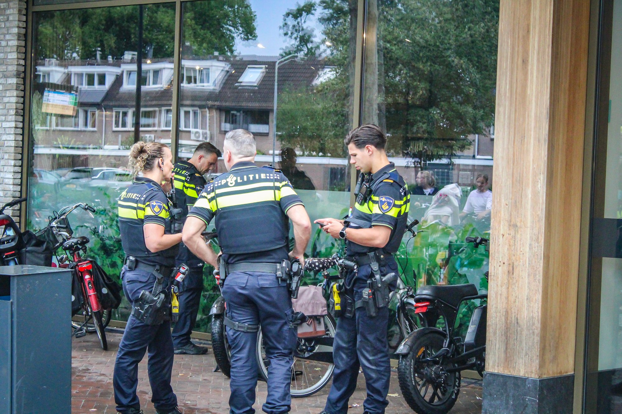 Fatbiker valt op P.A. de Kok-plein in Dordrecht