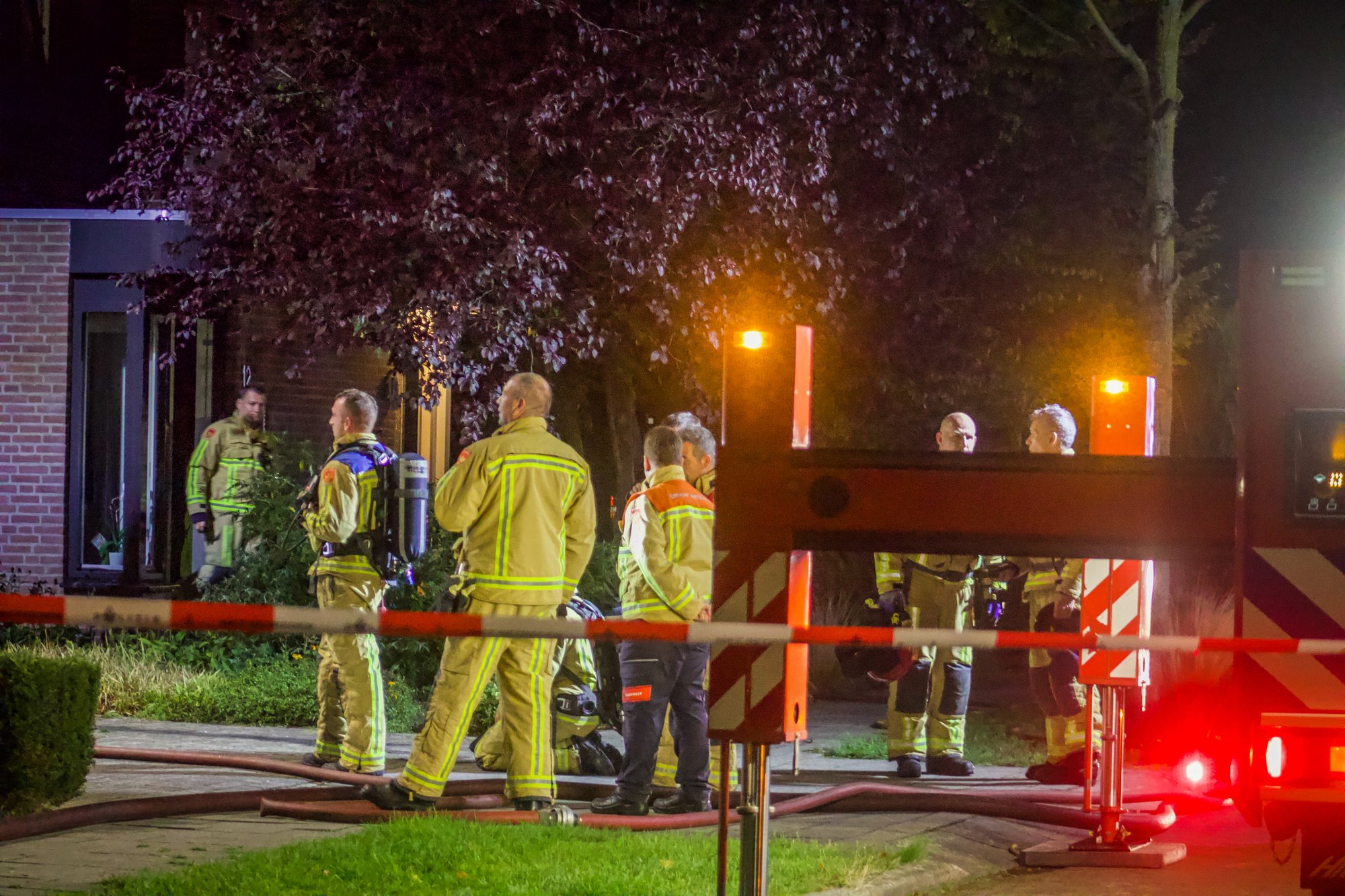 Felle brand verwoest garage in Geldrop, hond in veiligheid gebracht