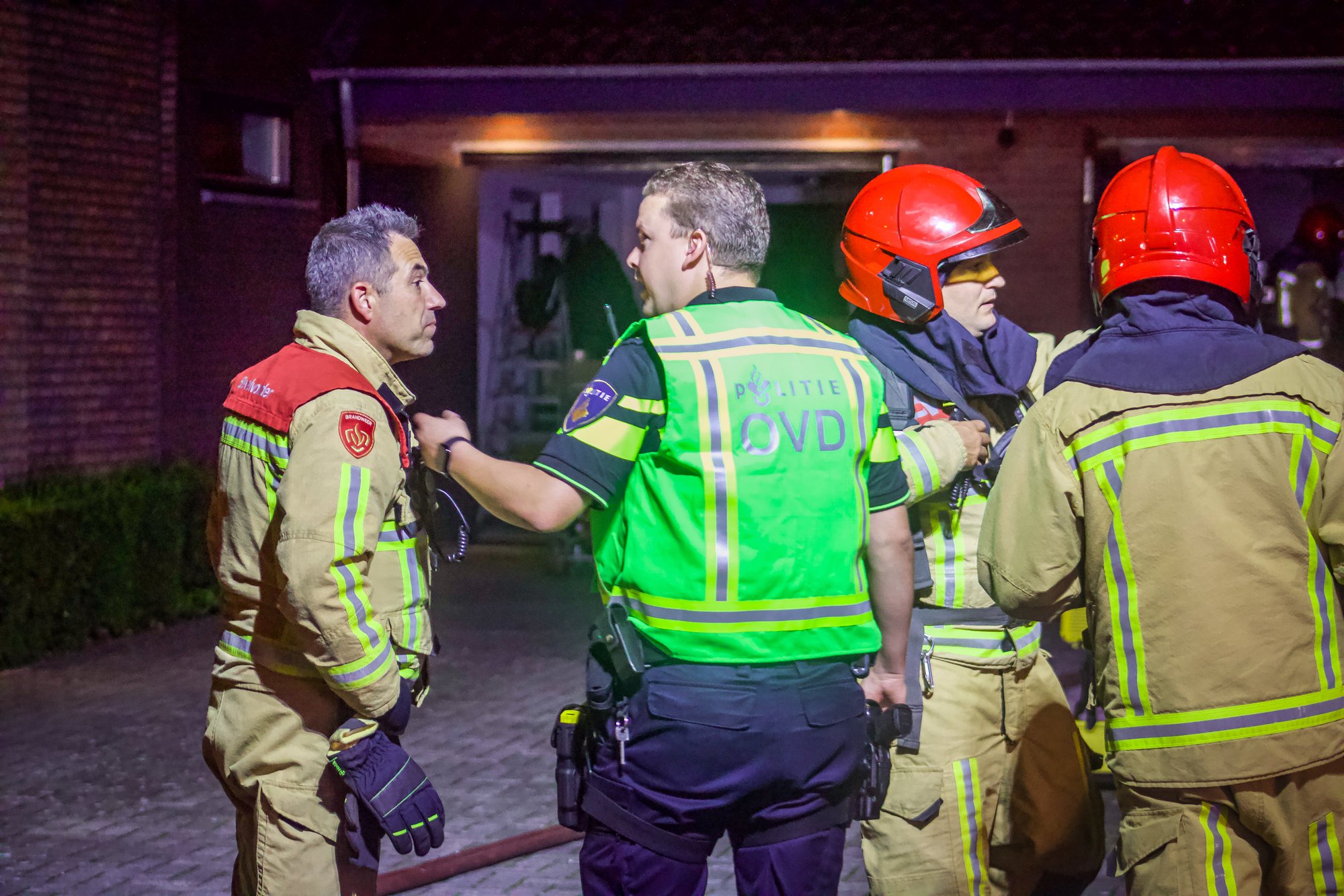 Felle brand verwoest garage in Geldrop, hond in veiligheid gebracht