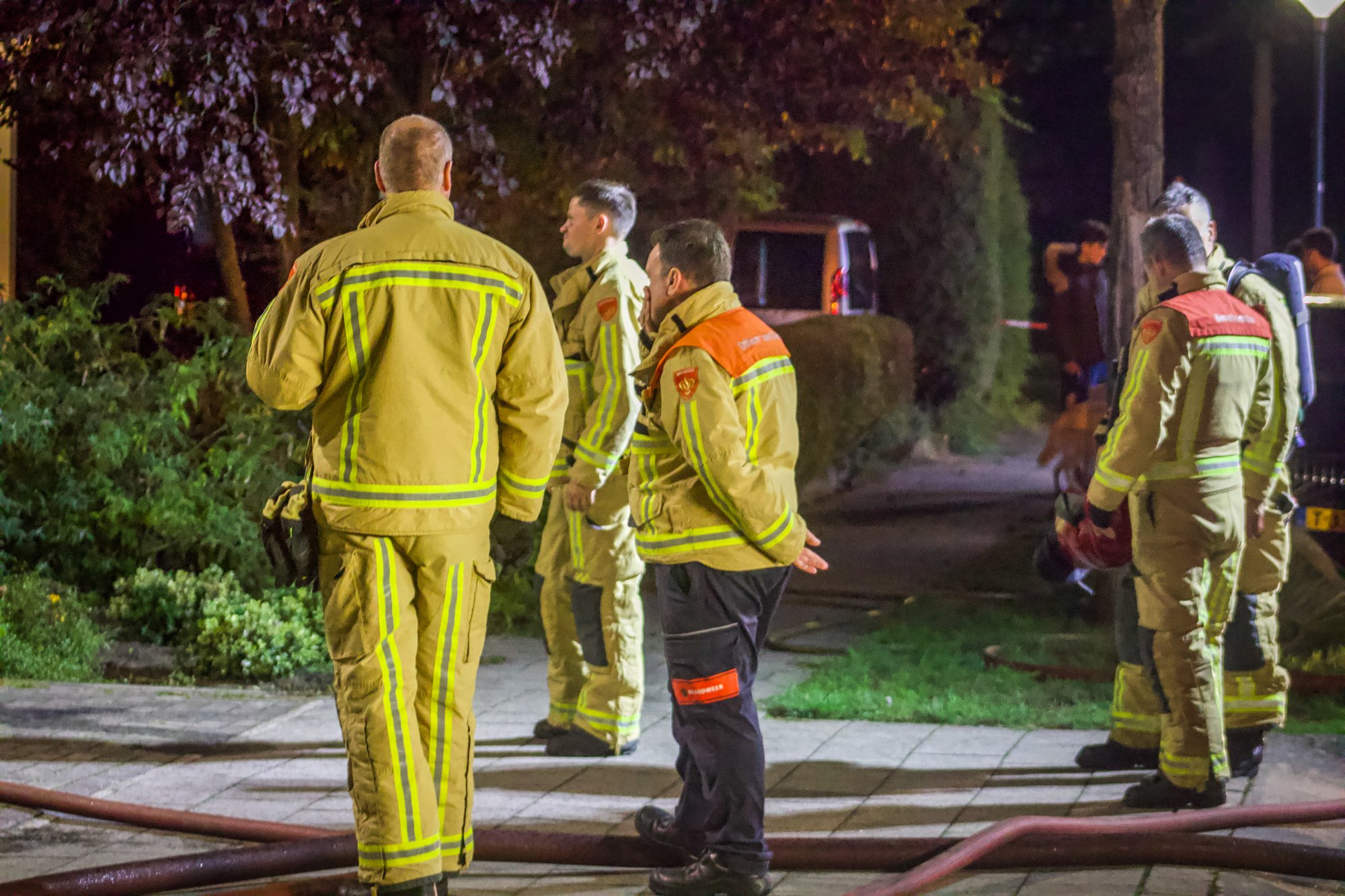 Felle brand verwoest garage in Geldrop, hond in veiligheid gebracht