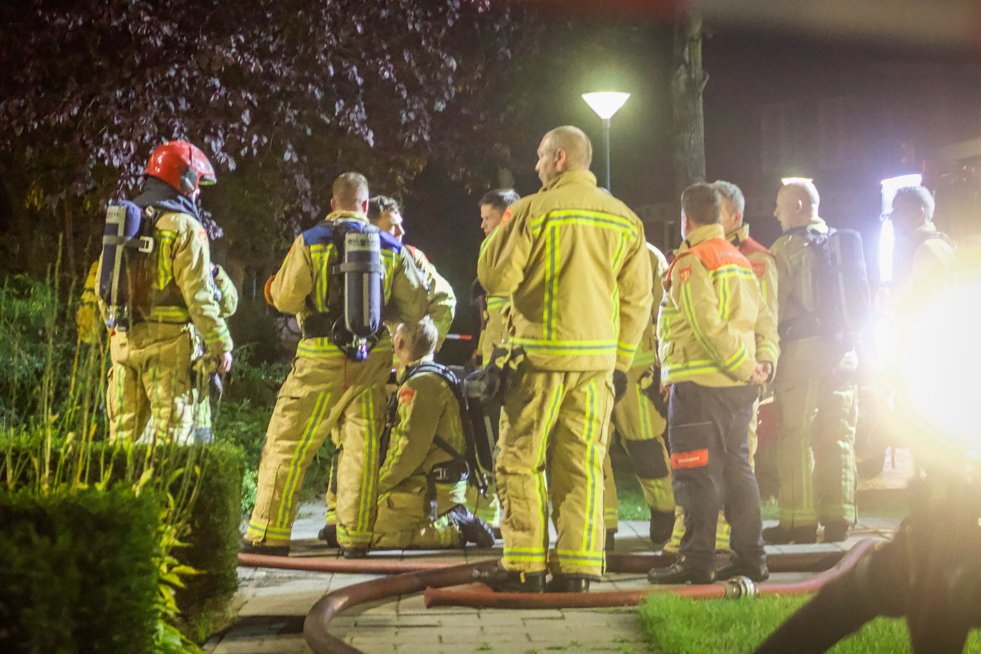 Felle brand verwoest garage in Geldrop, hond in veiligheid gebracht