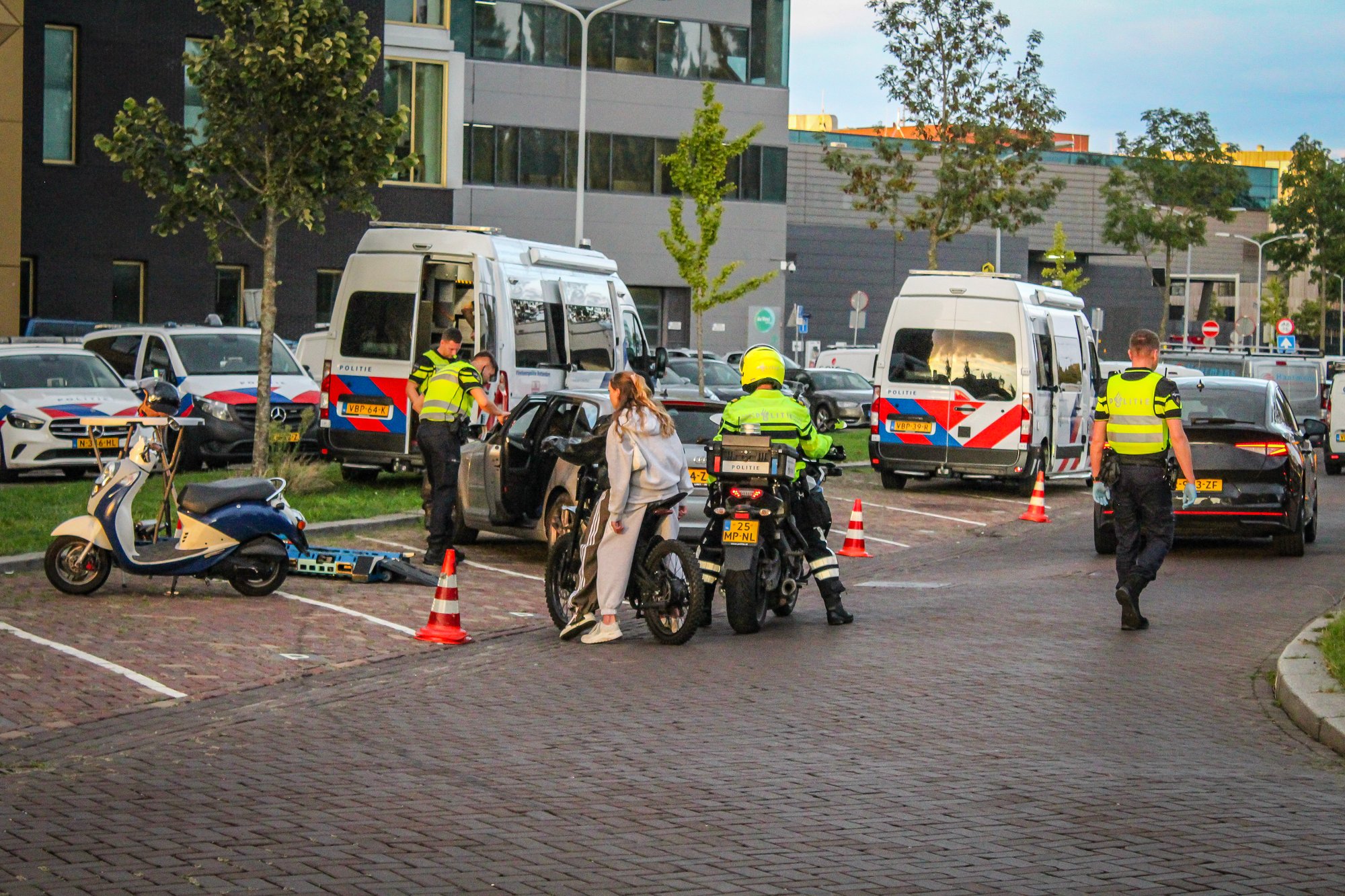 Grootschalige controle op Dordrecht Leerpark