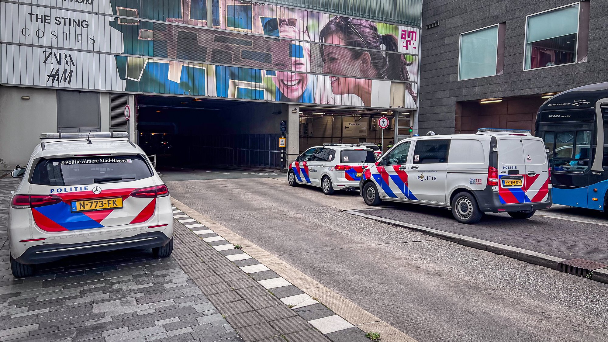 Grootschalige politie-inzet op Stadhuisplein in Almere blijkt winkeldiefstal