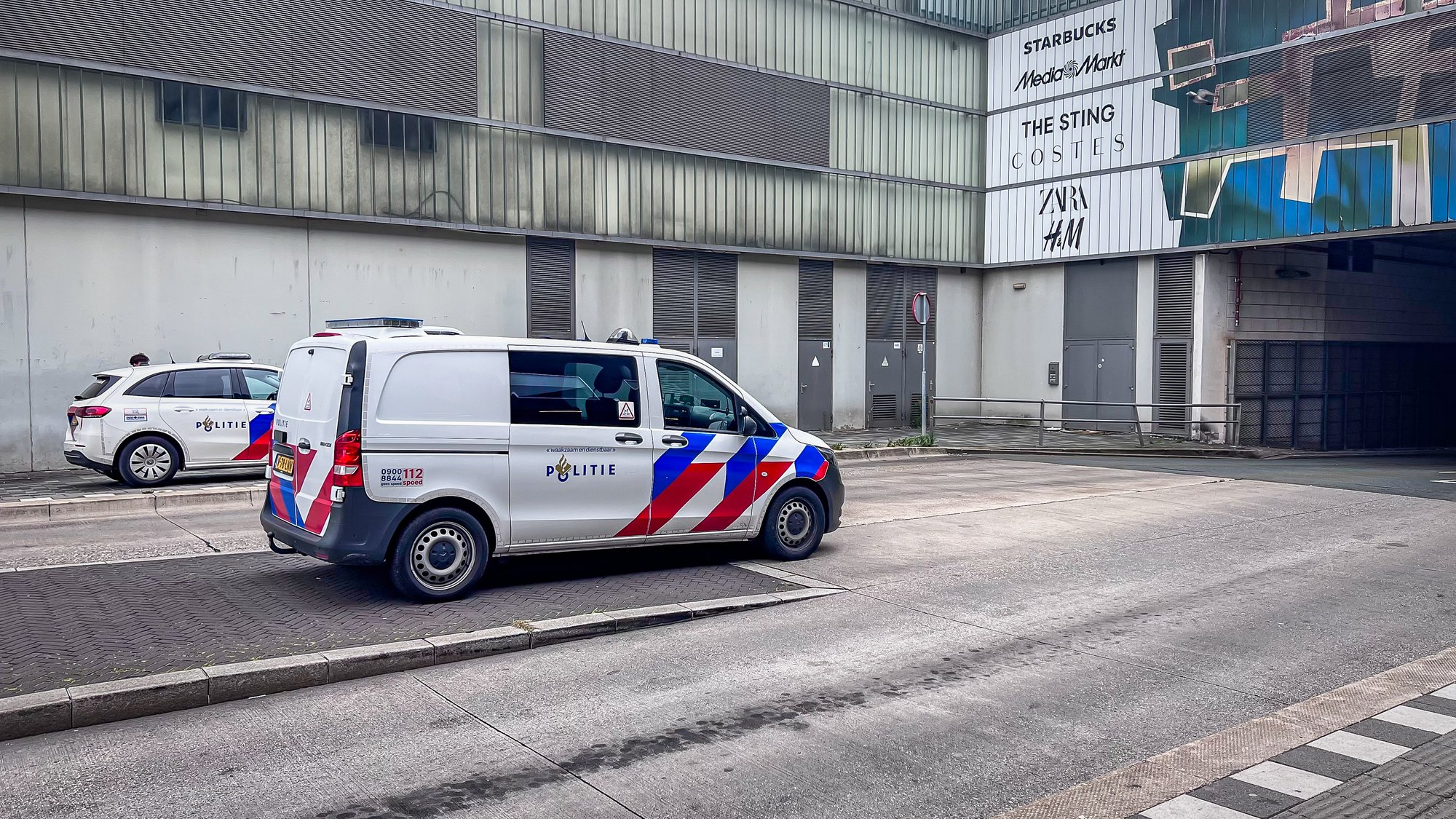 Grootschalige politie-inzet op Stadhuisplein in Almere blijkt winkeldiefstal