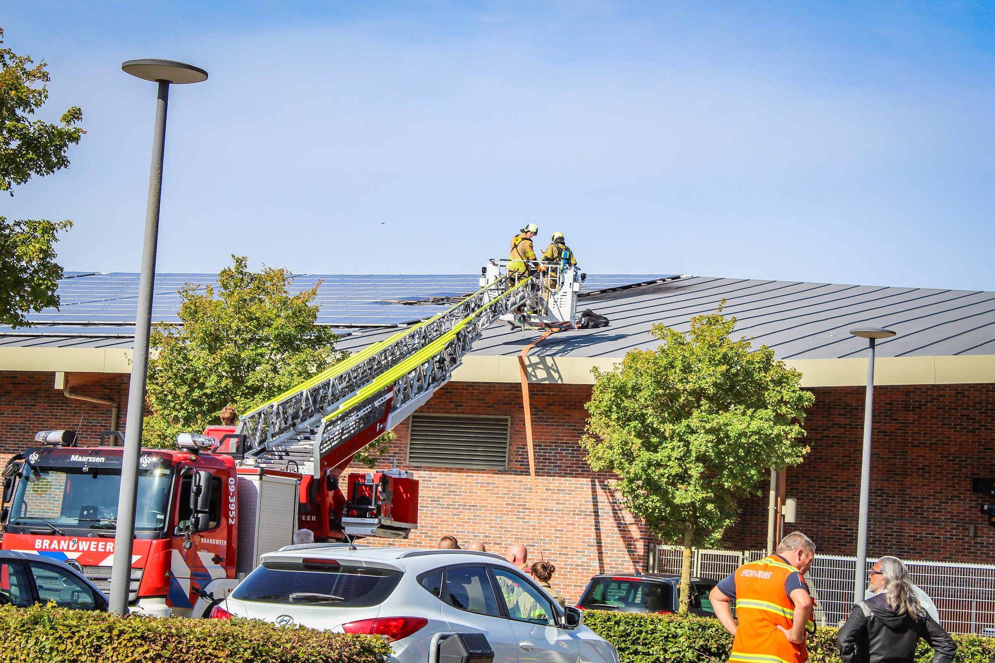 Middelbrand op dak Utrechtse sporthal snel onder controle: pand ontruimd