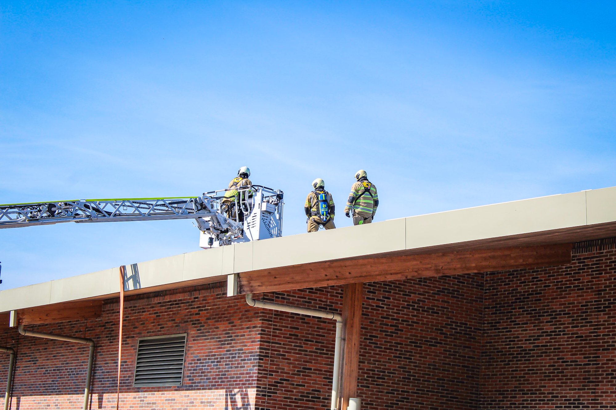 Middelbrand op dak Utrechtse sporthal snel onder controle: pand ontruimd