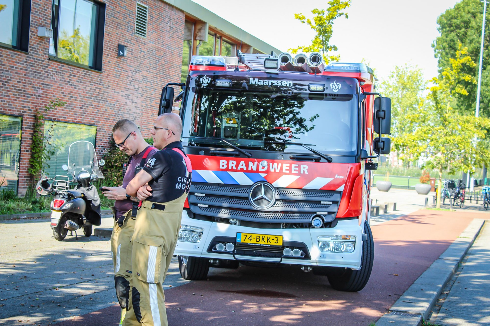 Middelbrand op dak Utrechtse sporthal snel onder controle: pand ontruimd
