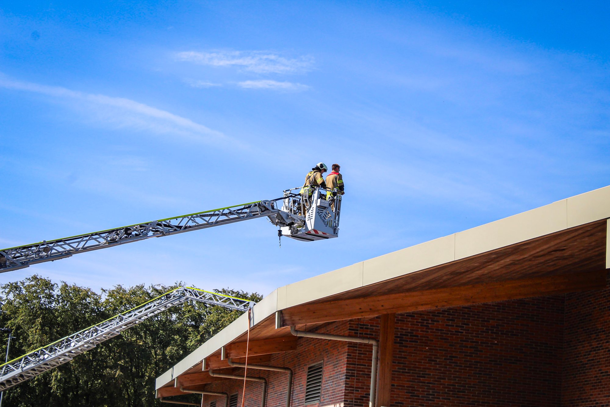 Middelbrand op dak Utrechtse sporthal snel onder controle: pand ontruimd