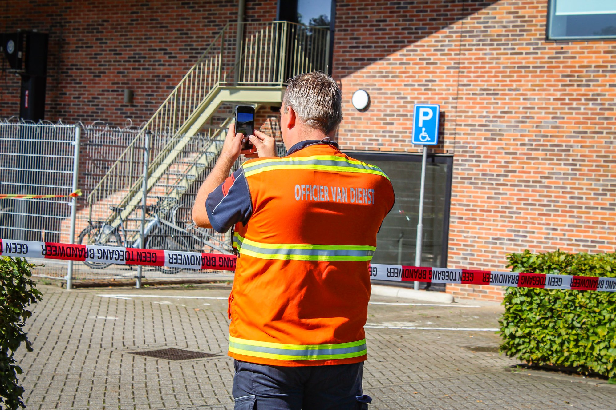 Middelbrand op dak Utrechtse sporthal snel onder controle: pand ontruimd